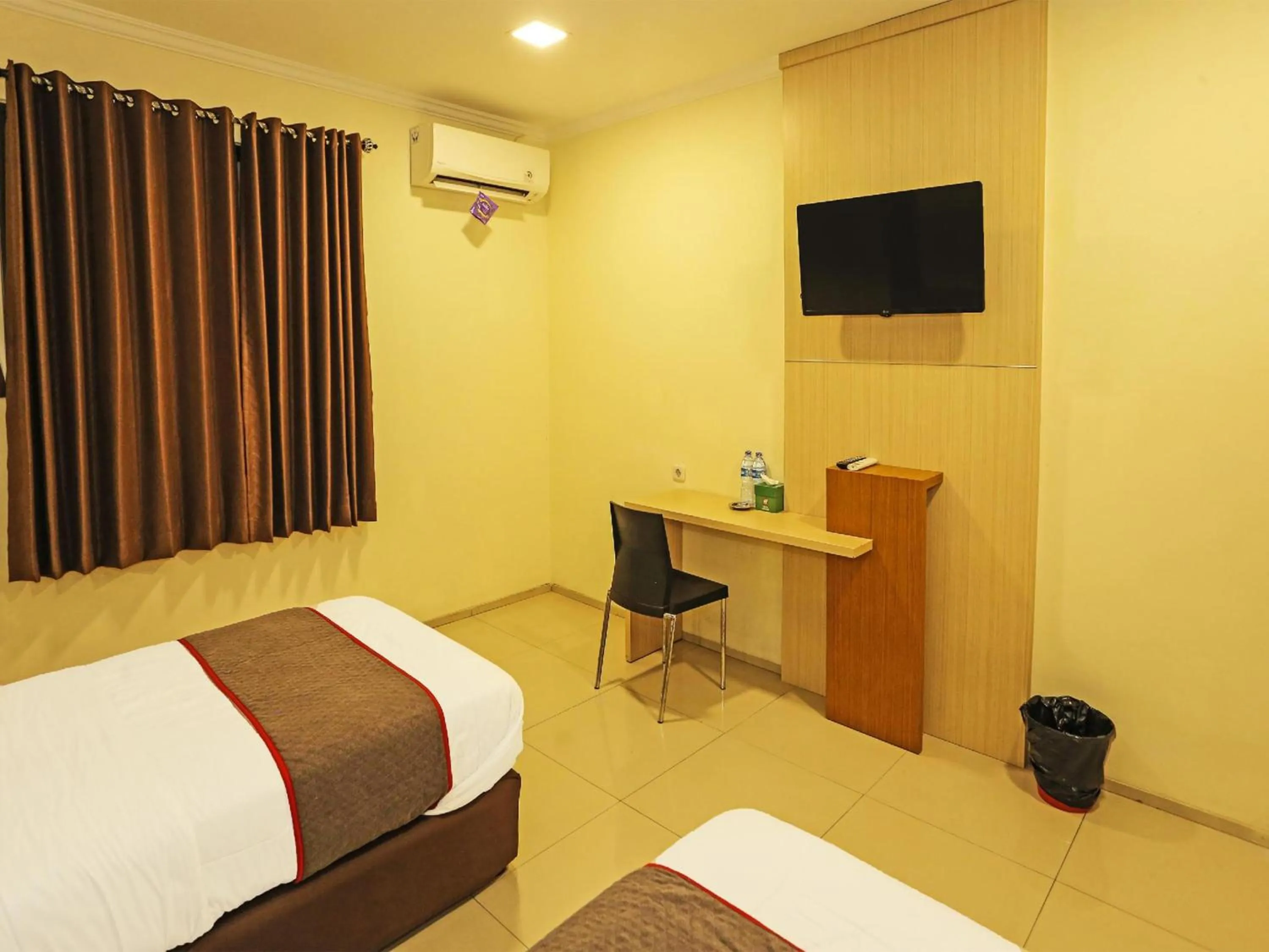 Bedroom, Bed in Super OYO Townhouse OAK Hotel Fiducia Serpong
