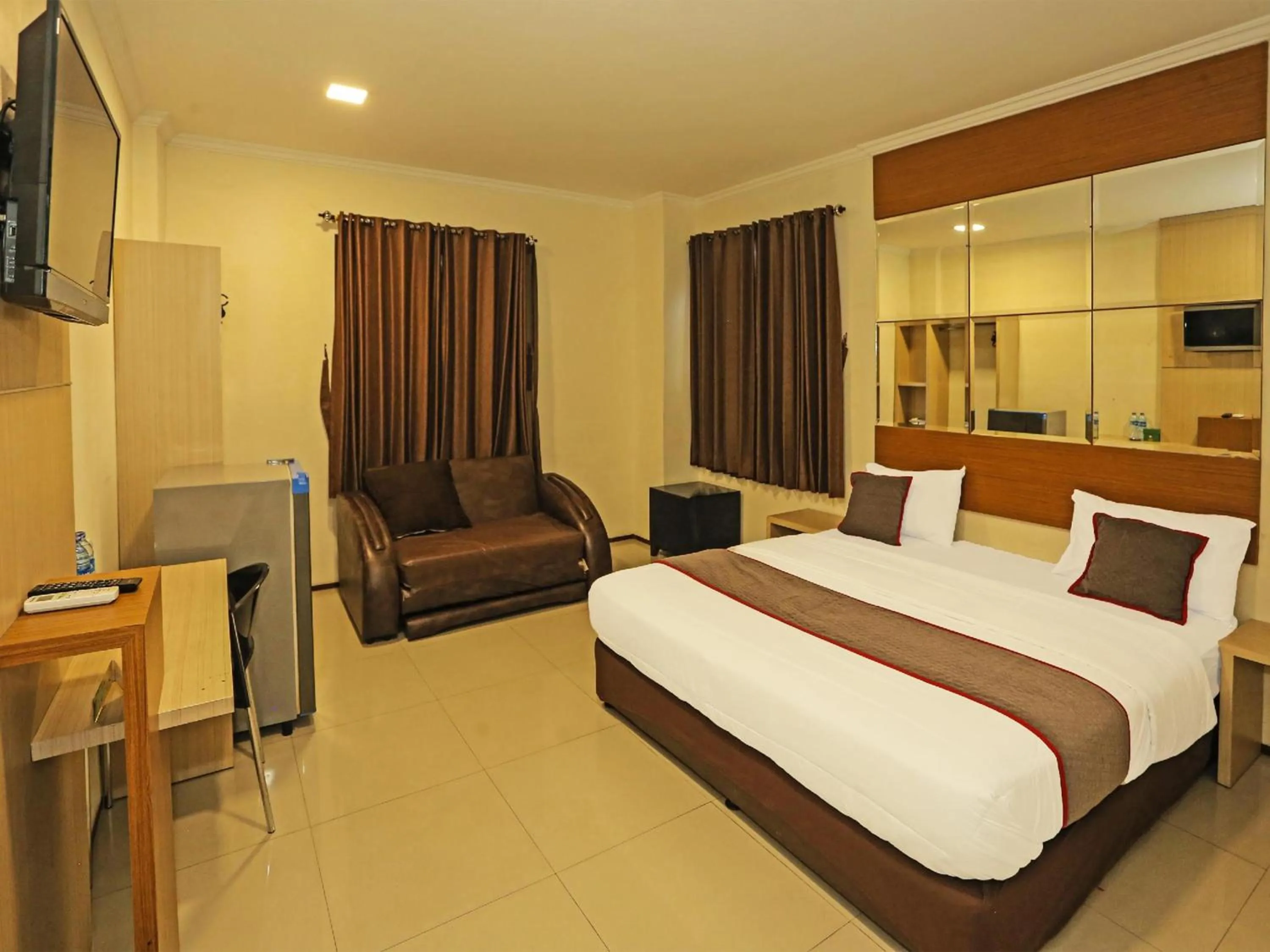 Photo of the whole room, Bed in Super OYO Townhouse OAK Hotel Fiducia Serpong