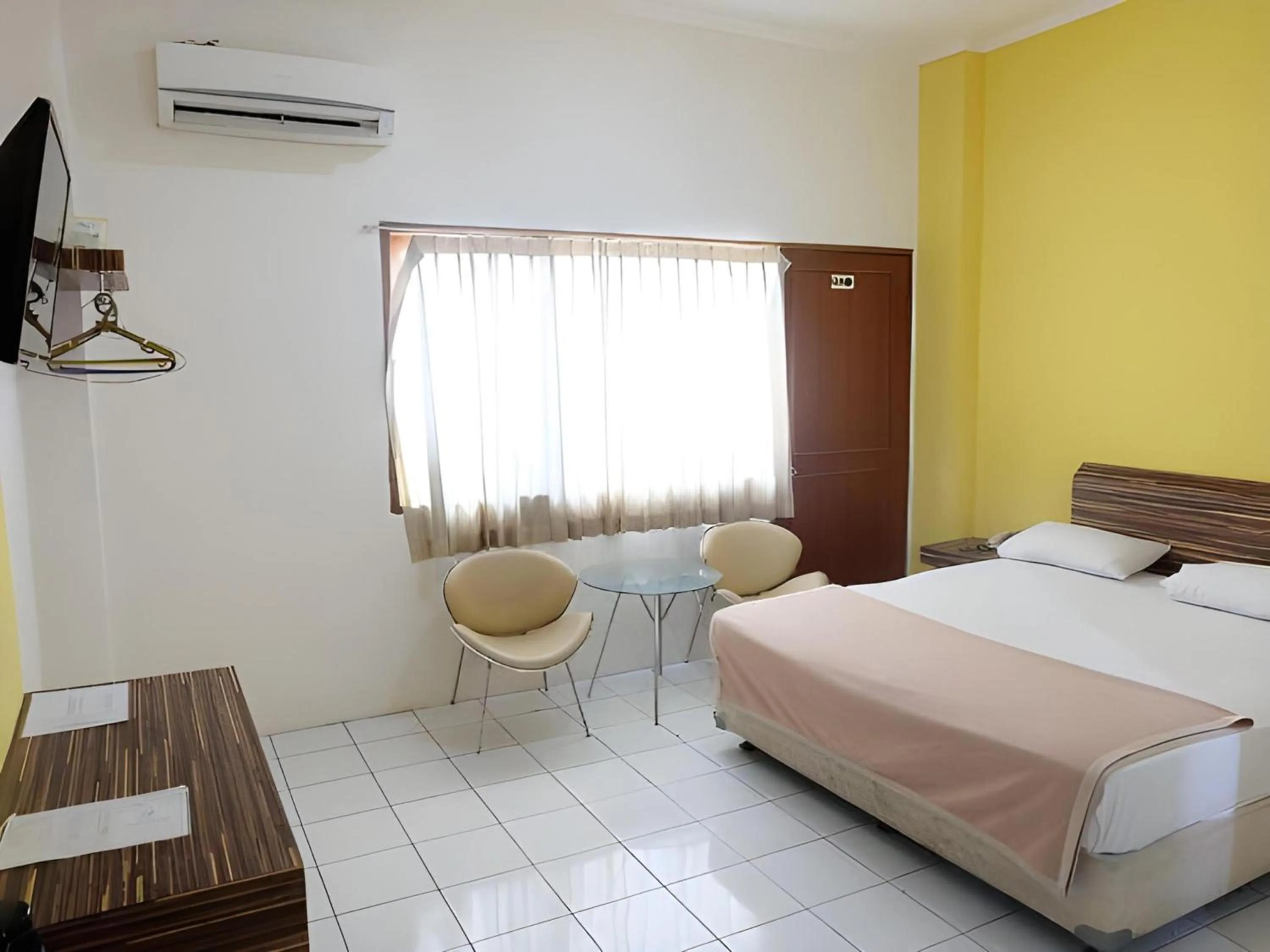 Photo of the whole room, Bed in Super OYO Townhouse OAK Hotel Fiducia Serpong