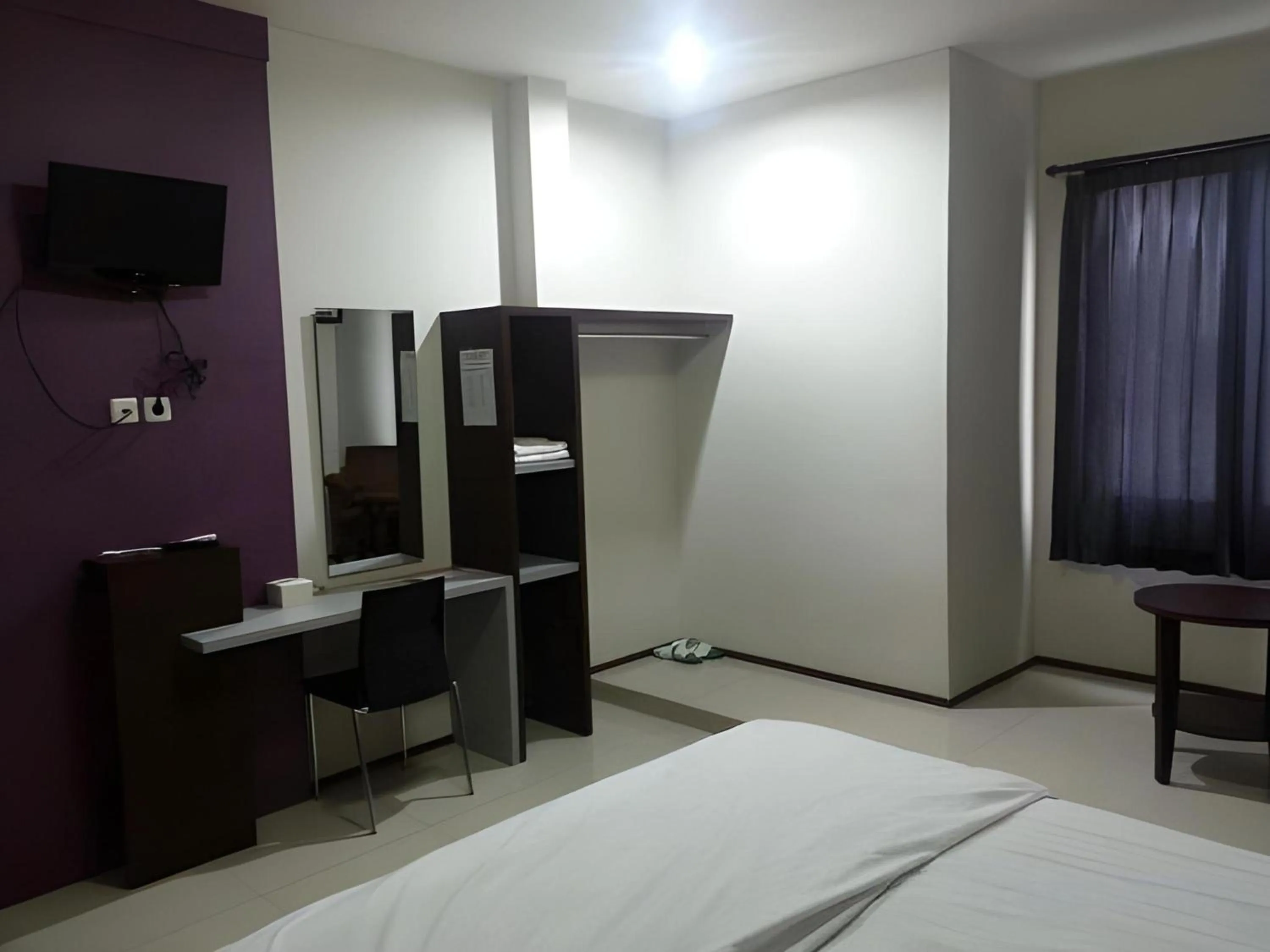 Photo of the whole room, Bed in Super OYO Townhouse OAK Hotel Fiducia Serpong