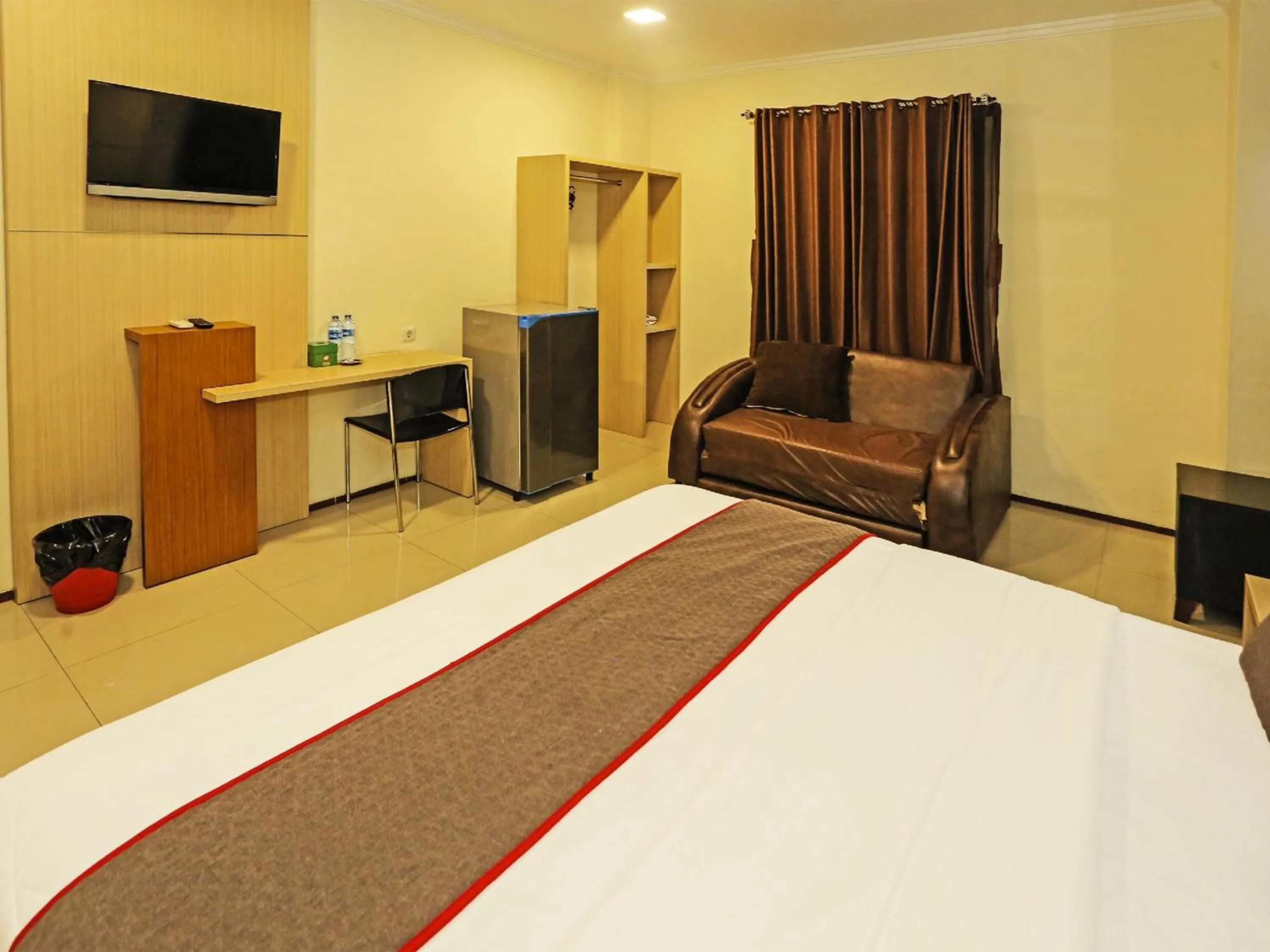 Bedroom, Bed in Super OYO Townhouse OAK Hotel Fiducia Serpong