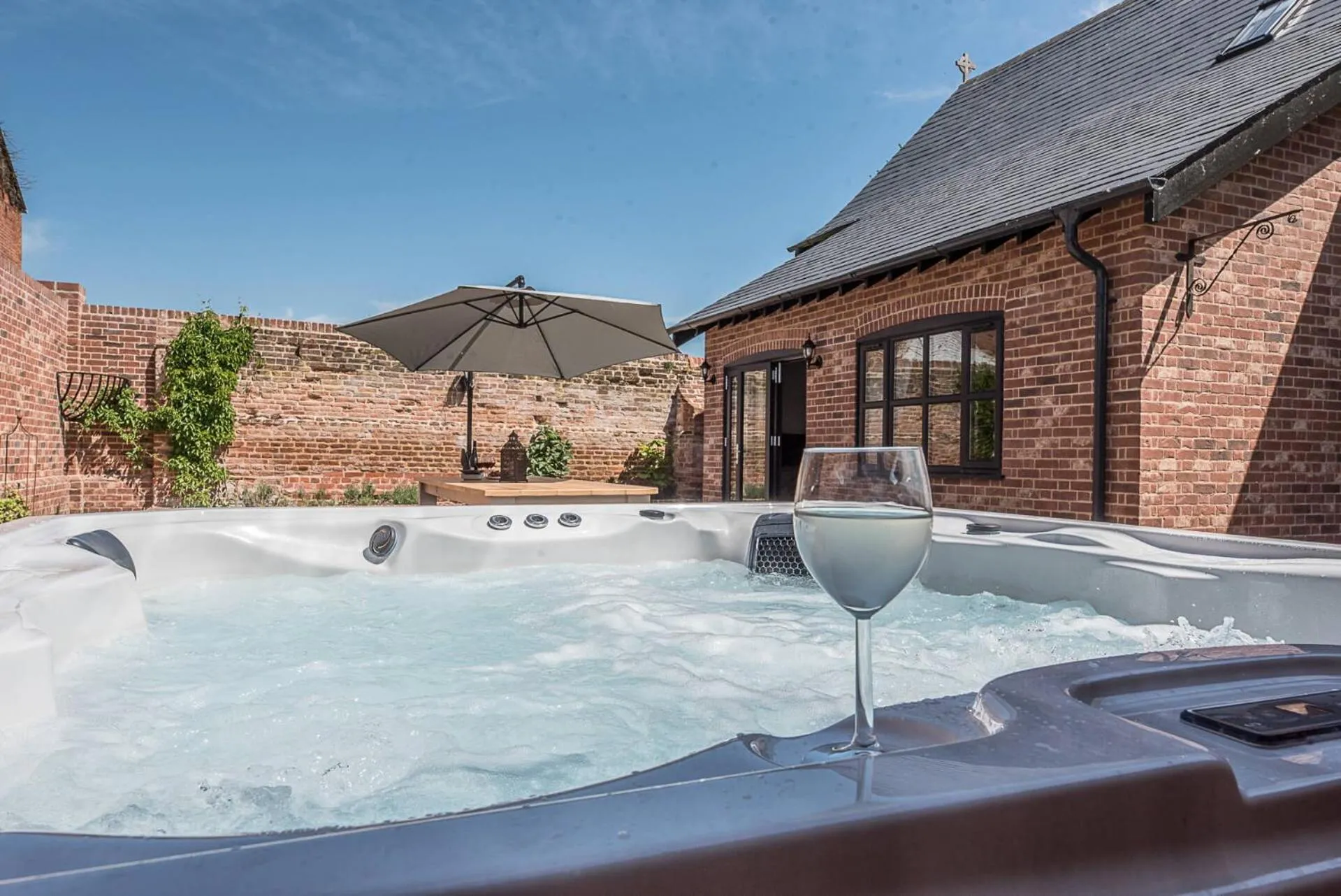 Chapel Cottage at Pond Hall Farm, Stunnning Property with Private Hot Tub, Hadleigh