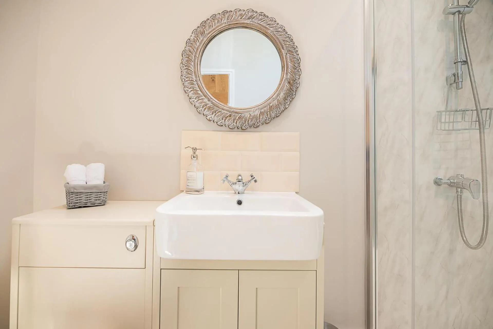 Chapel Cottage at Pond Hall Farm, Stunnning Property with Private Hot Tub, Hadleigh