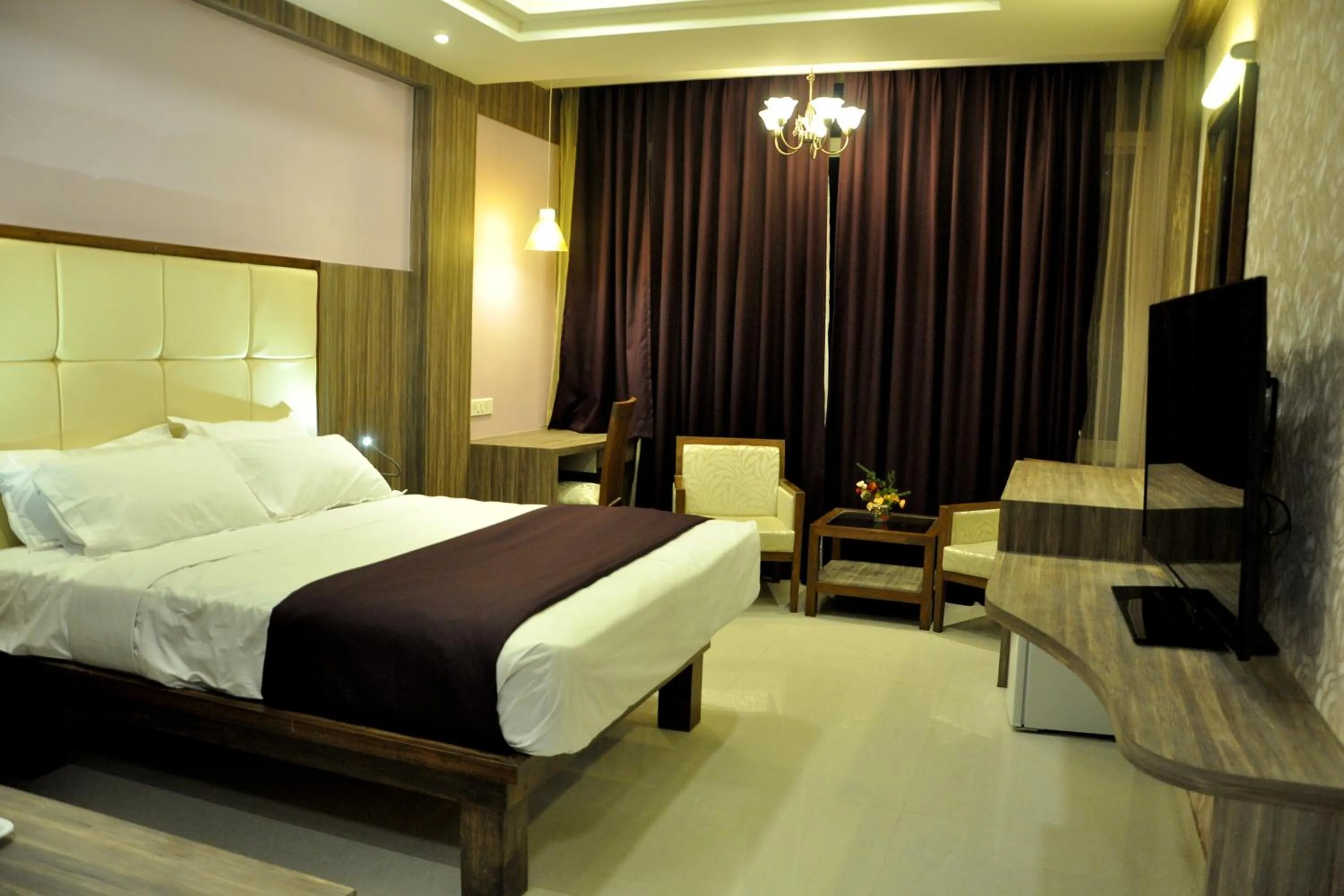 Photo of the whole room, Bed in Panaji Residency