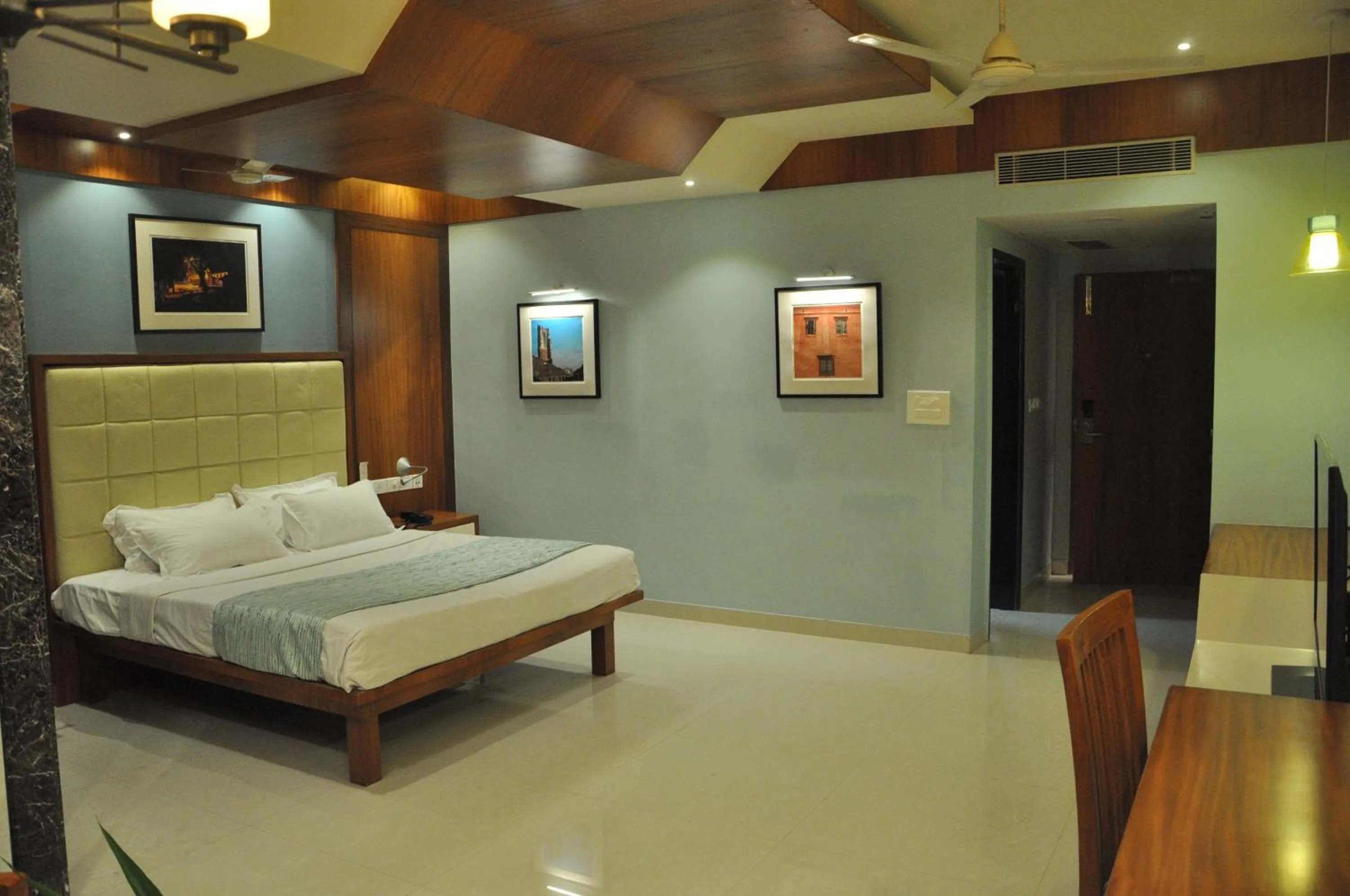 Photo of the whole room, Bed in Panaji Residency