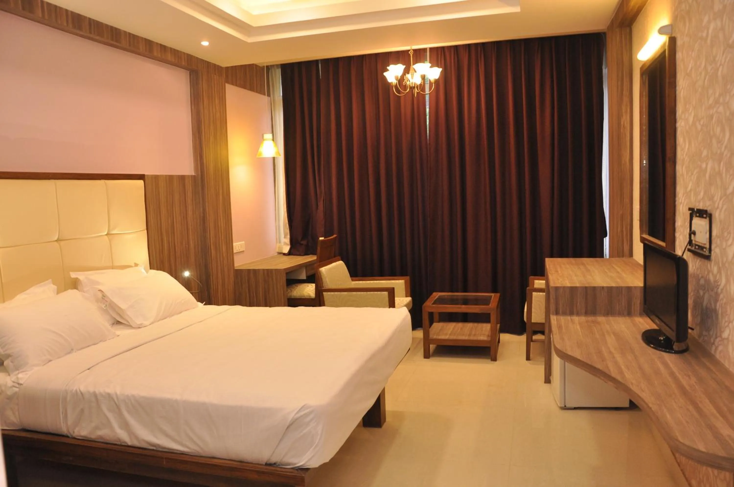 Photo of the whole room, Bed in Panaji Residency
