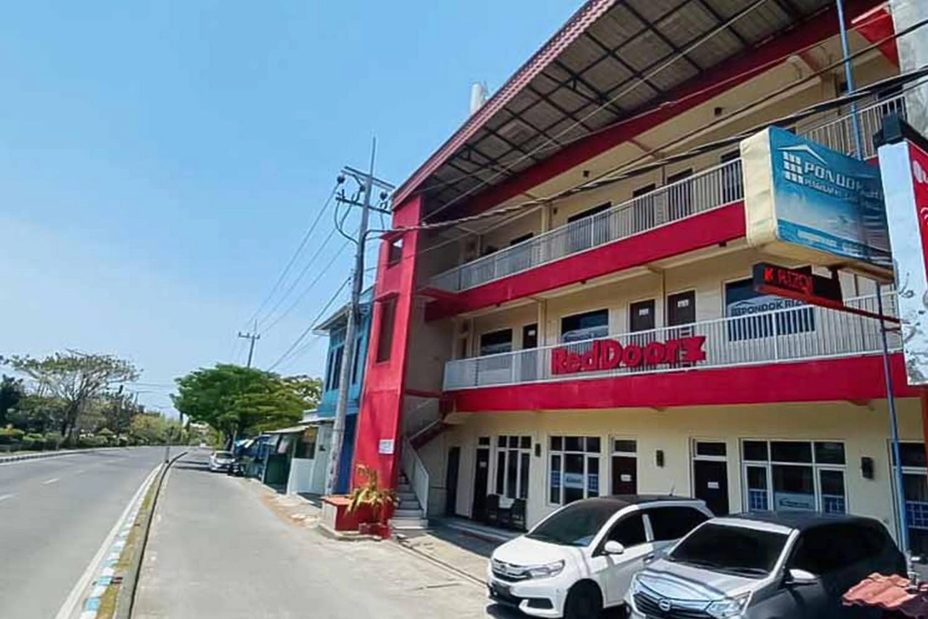 Facade/entrance in RedDoorz Syariah near T1 Juanda Airport 2