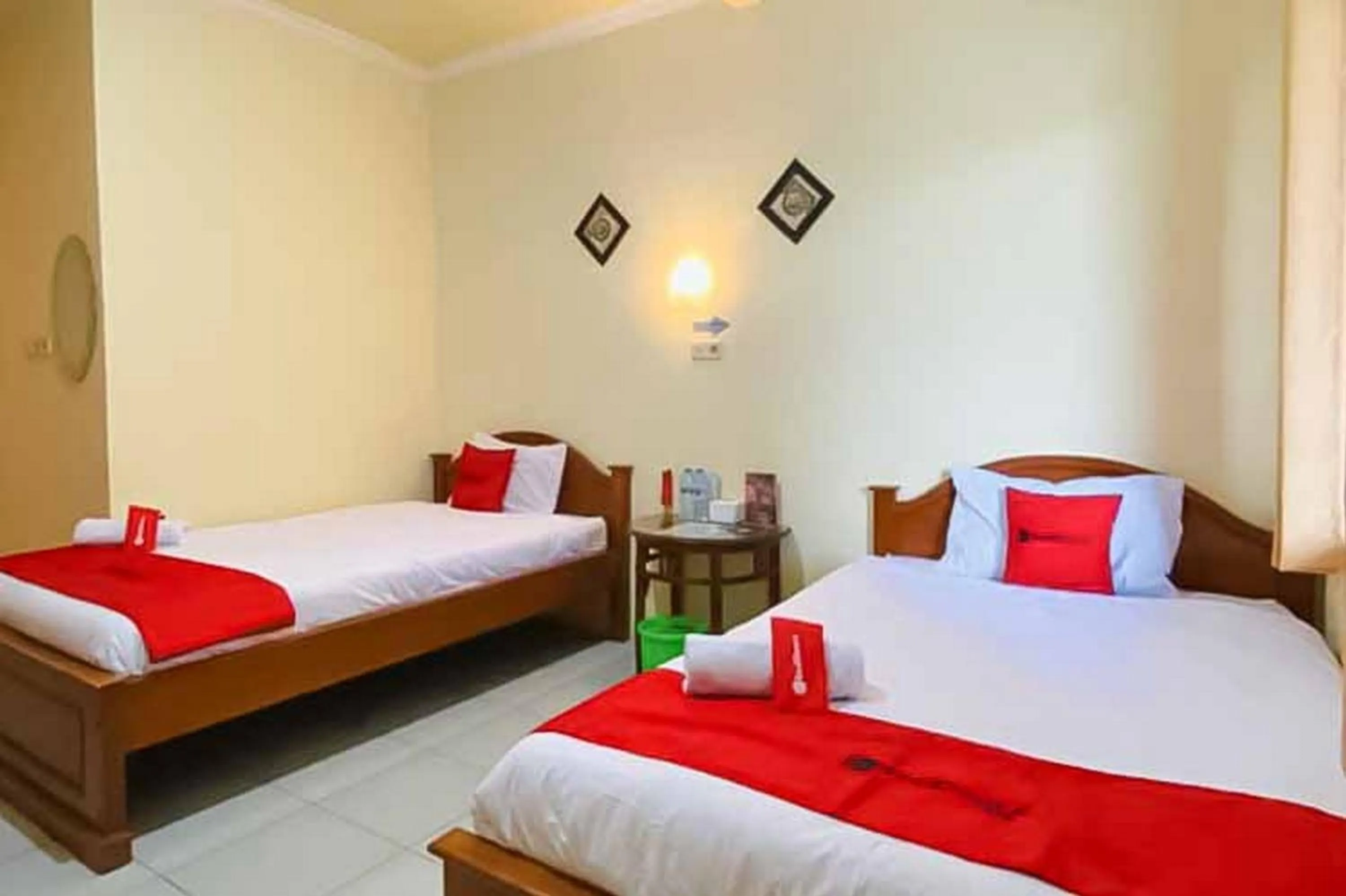 Bedroom, Bed in RedDoorz Syariah near T1 Juanda Airport 2