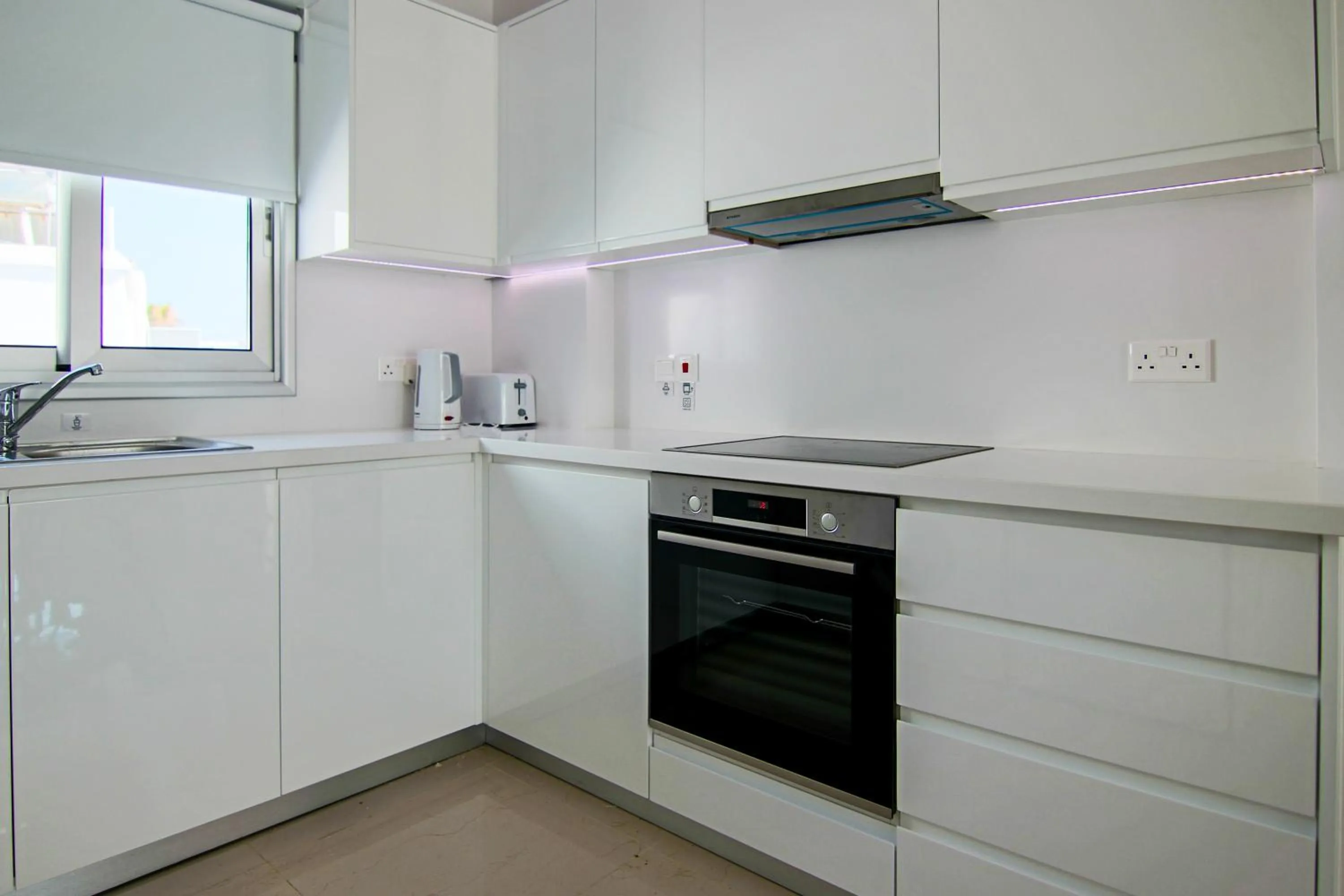 Kitchen or kitchenette in Phaedrus Living: Seaside Luxury Flat Lighthouse 65