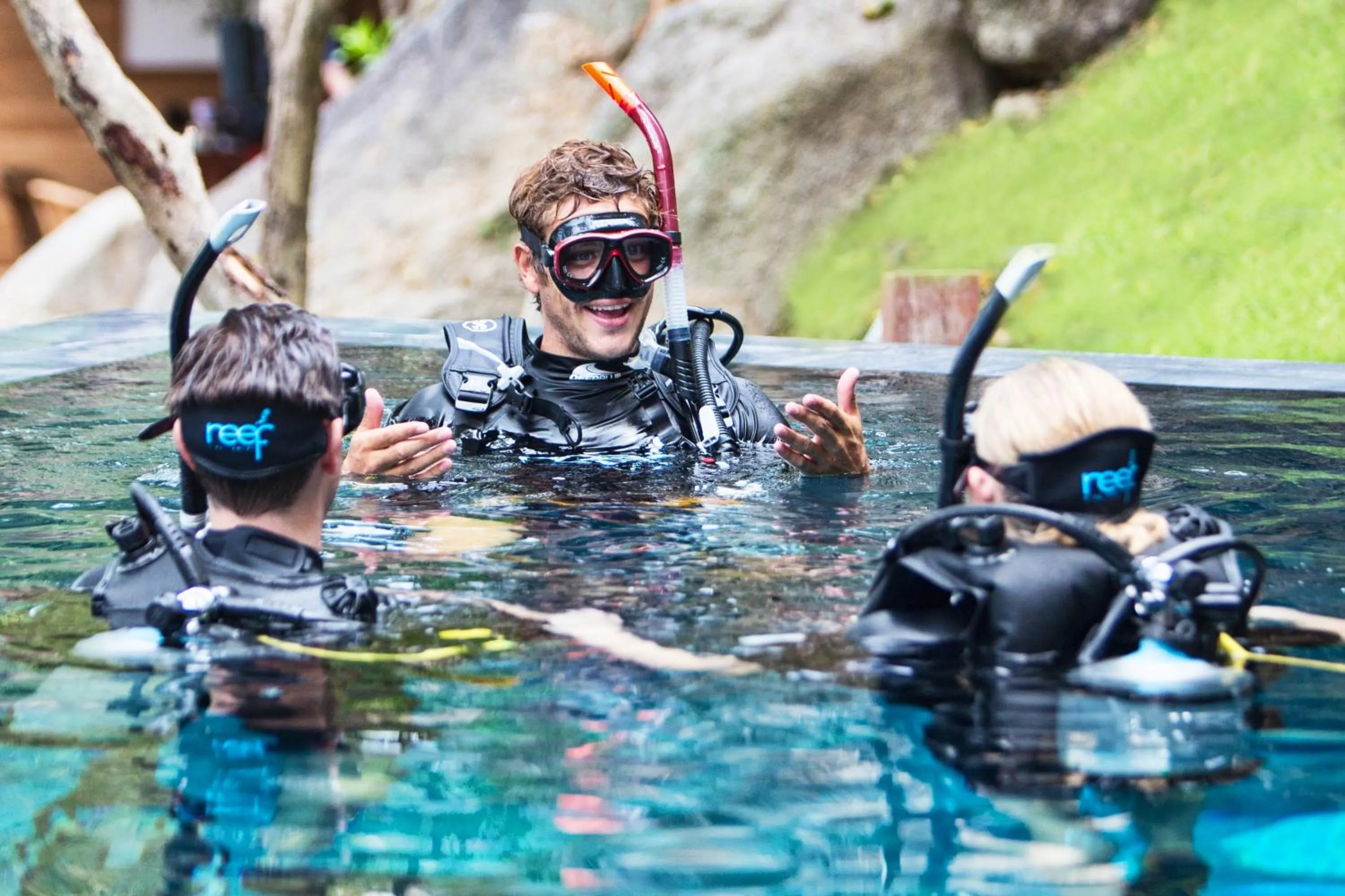 Diving in Beach Club by Haadtien