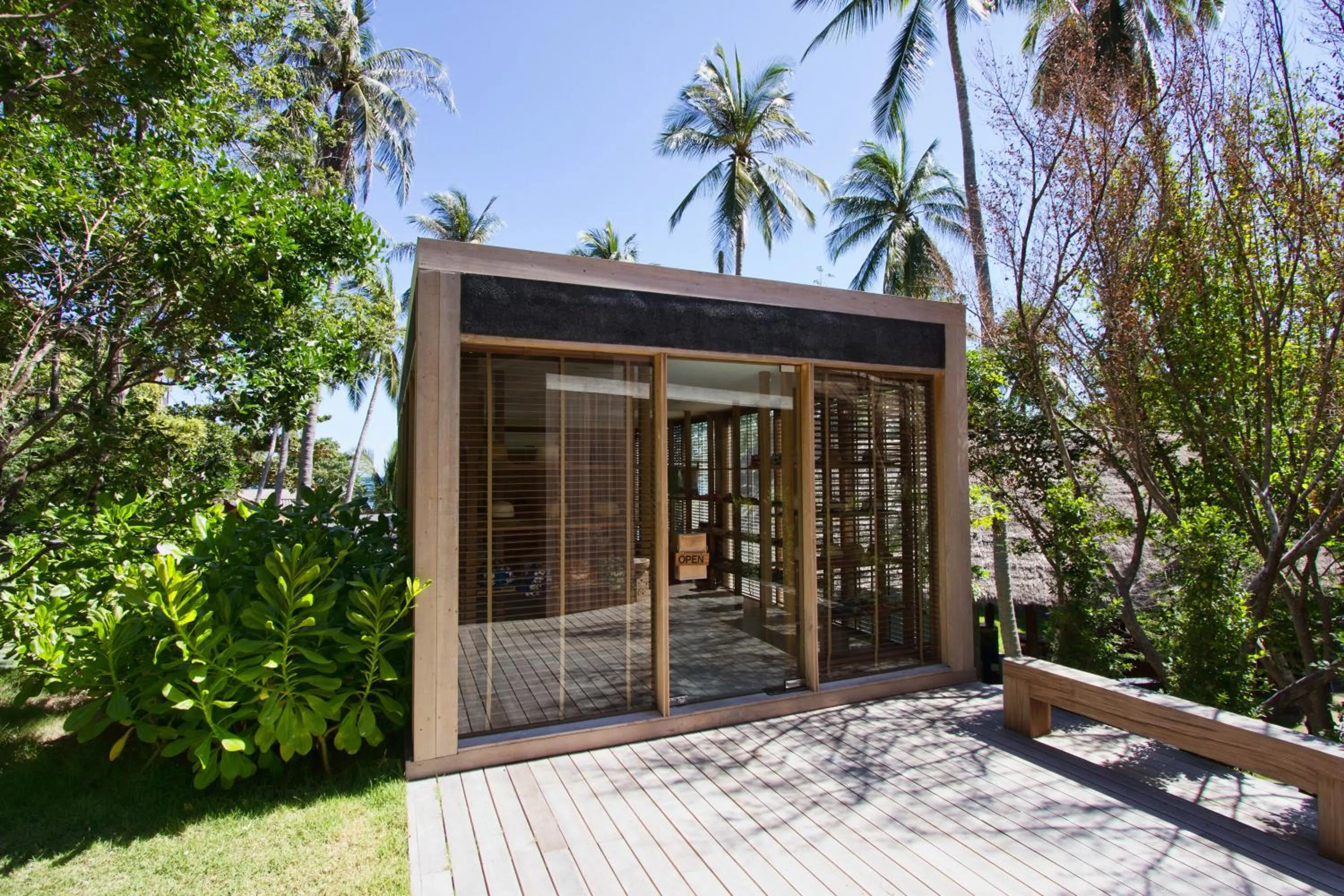 Facade/entrance in Beach Club by Haadtien