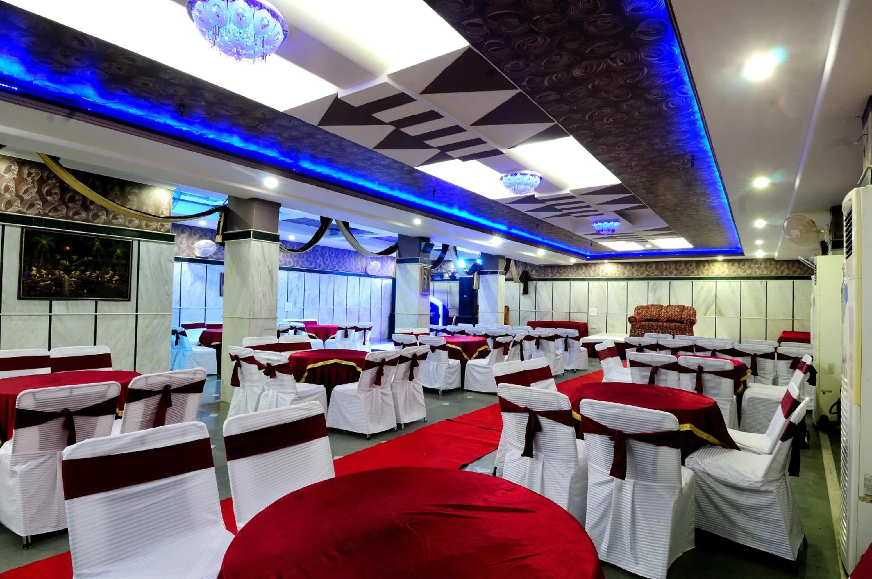 Restaurant/Places to Eat in Hotel Maharaja Residency