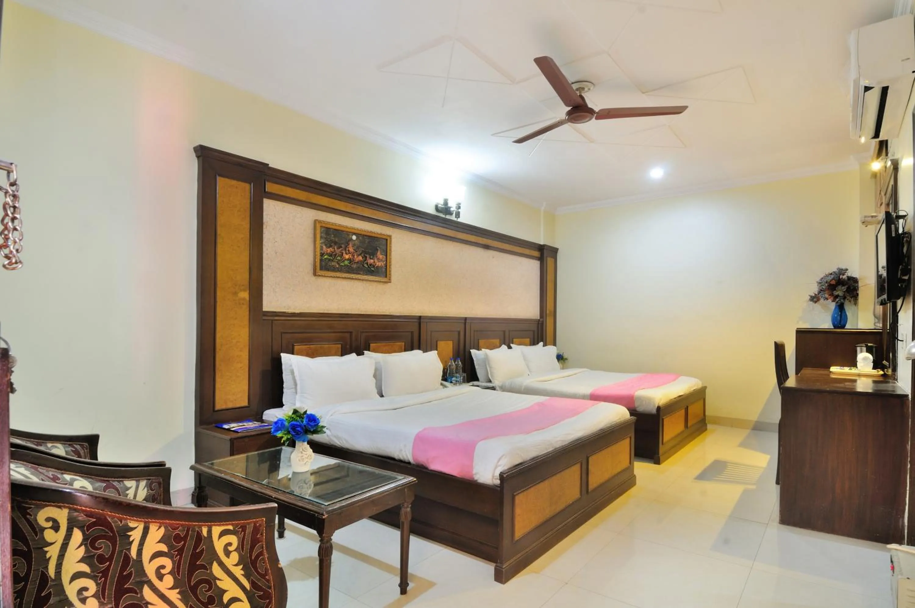 Bed in Hotel Maharaja Residency