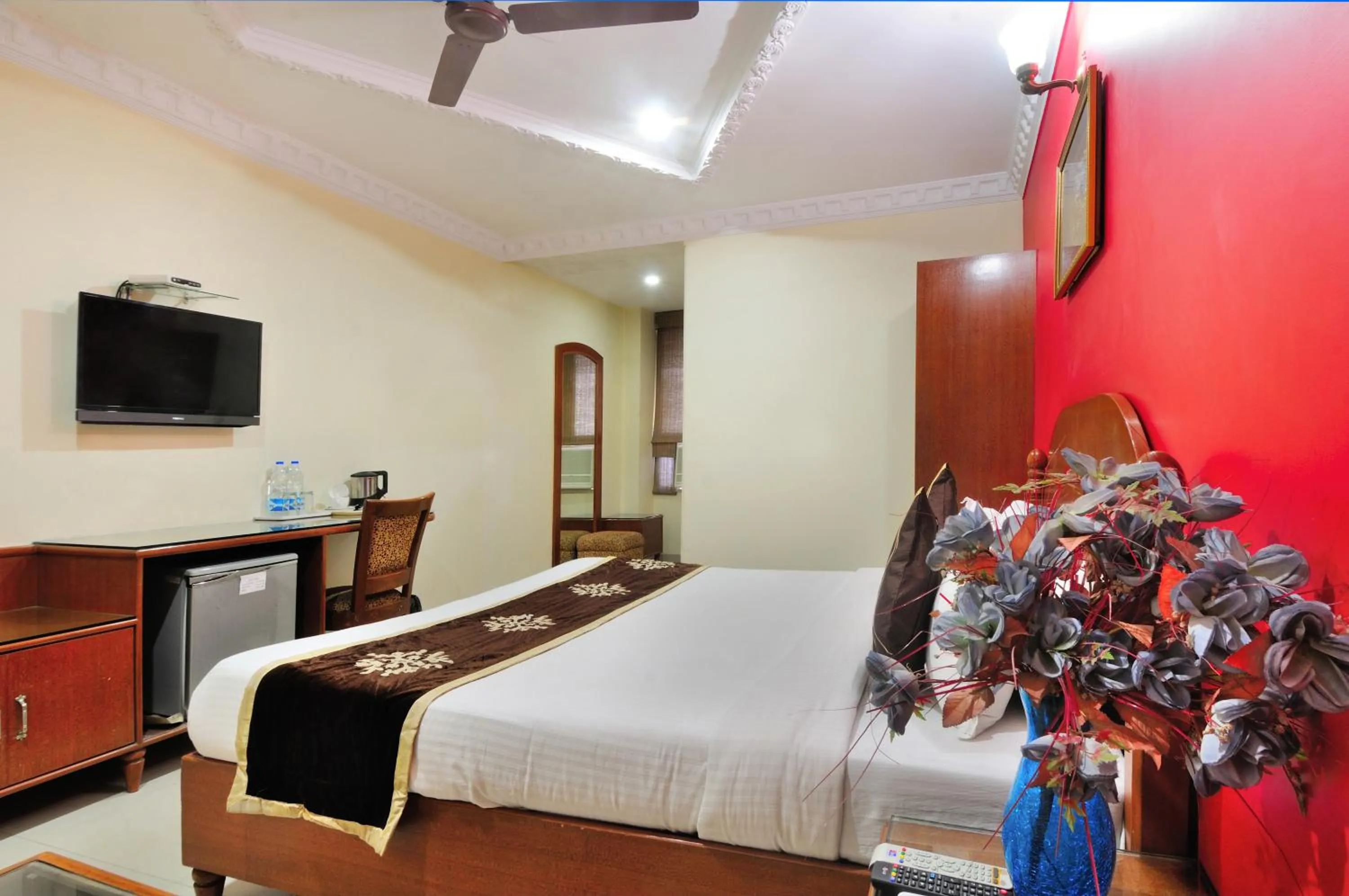 Bed, TV/Entertainment Center in Hotel Maharaja Residency