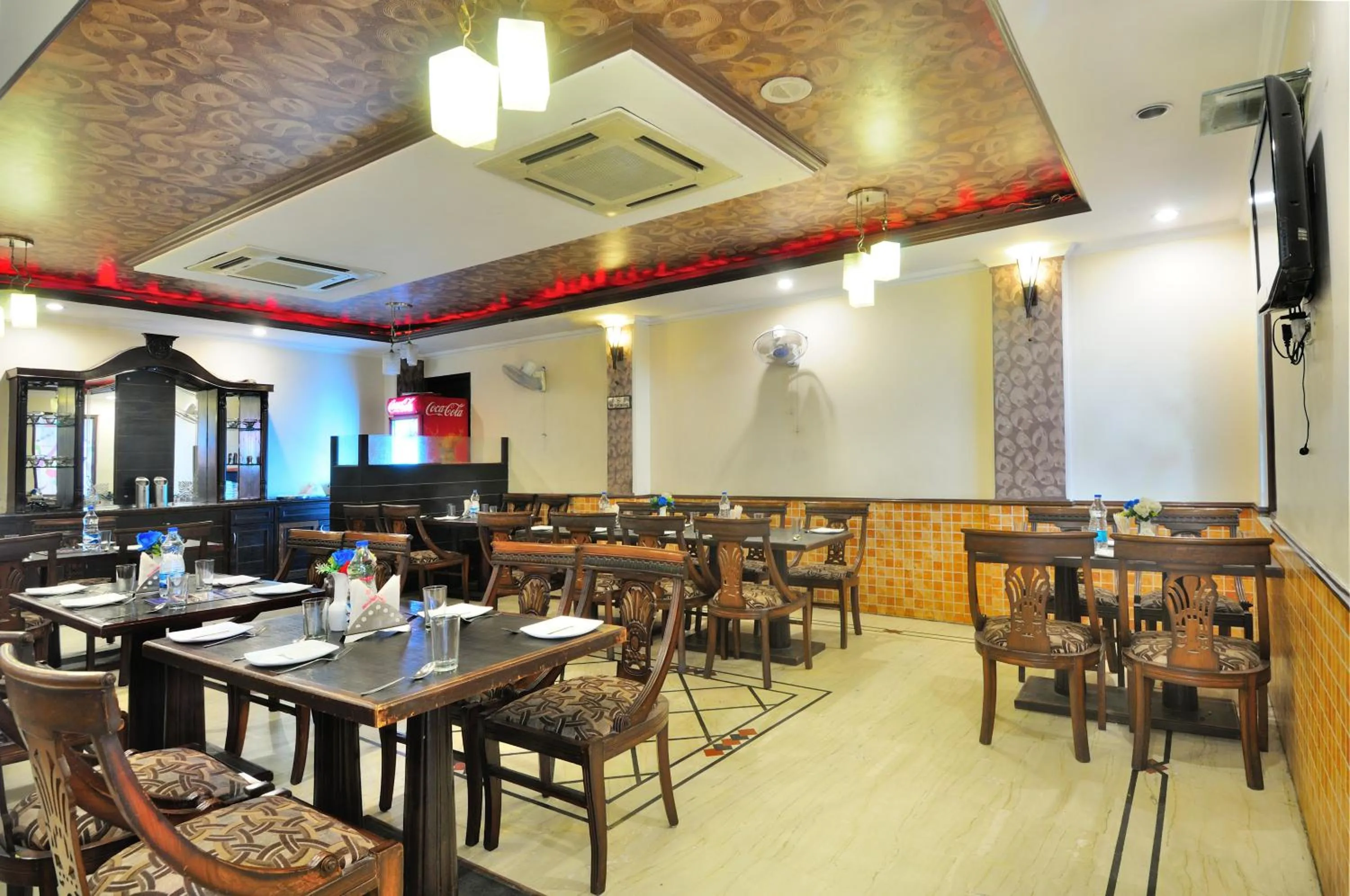 Restaurant/Places to Eat in Hotel Maharaja Residency