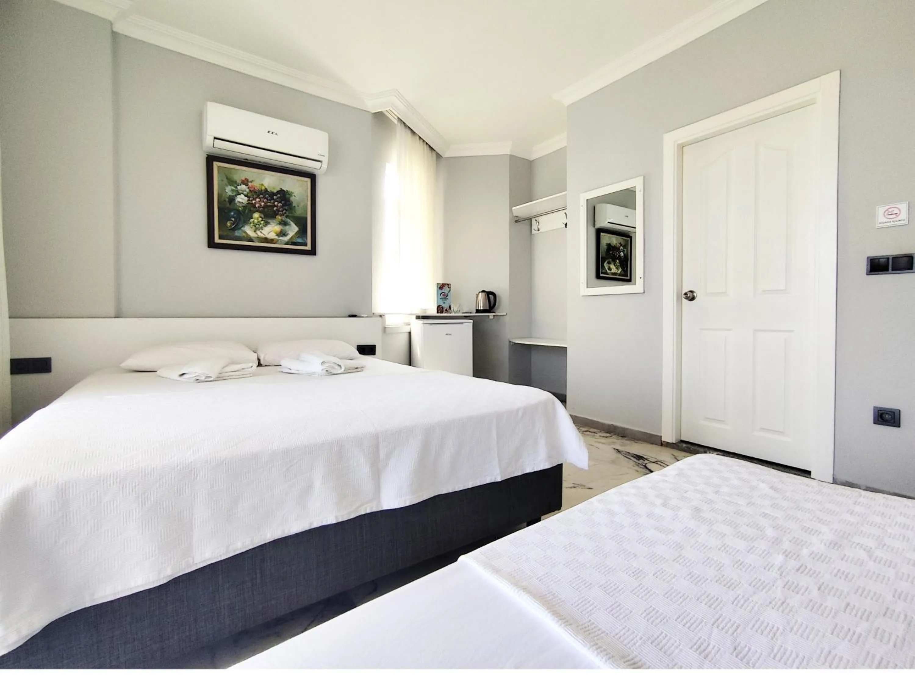 Photo of the whole room, Bed in Sav-ir Suit Otel