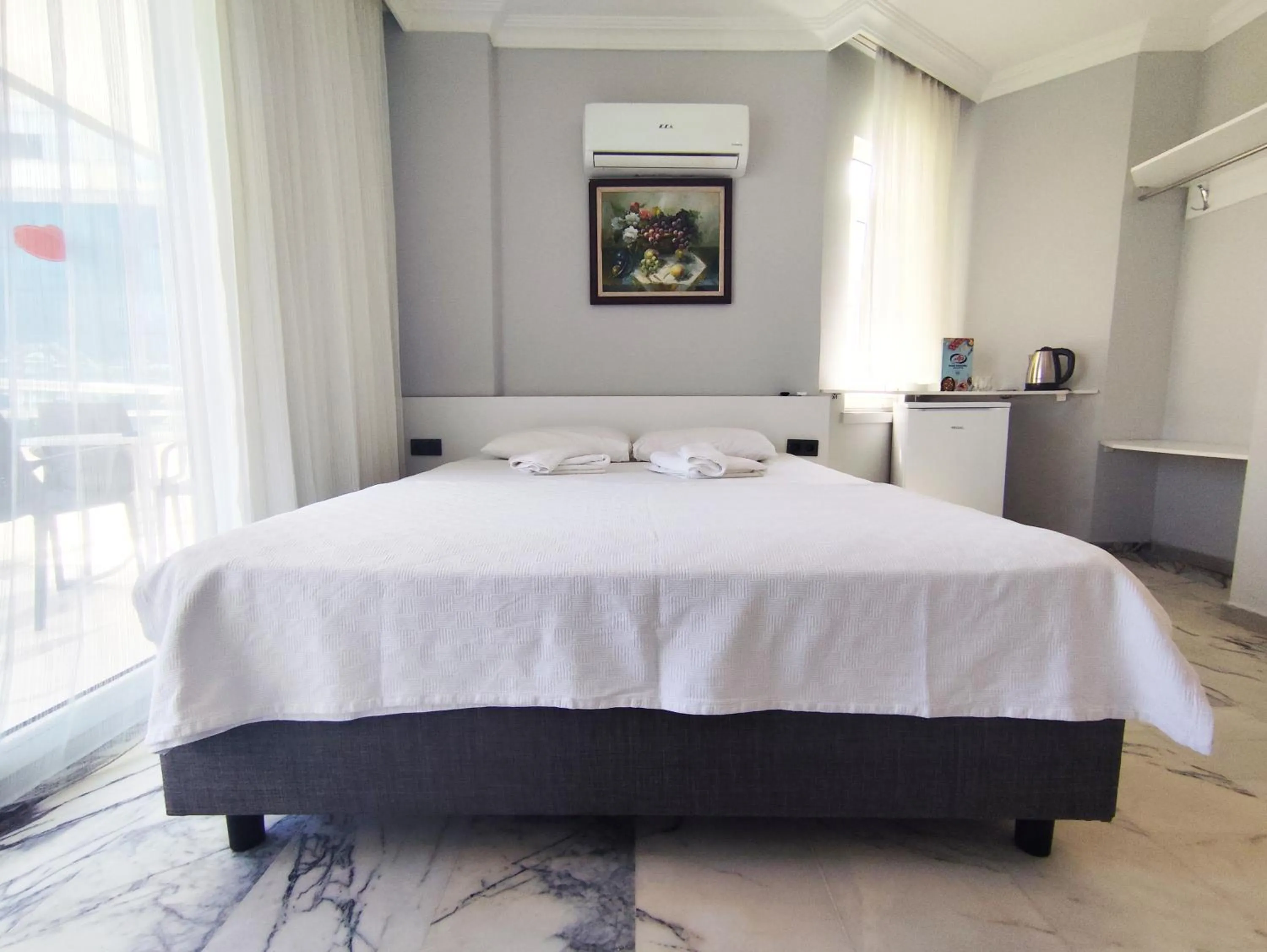 Photo of the whole room, Bed in Sav-ir Suit Otel