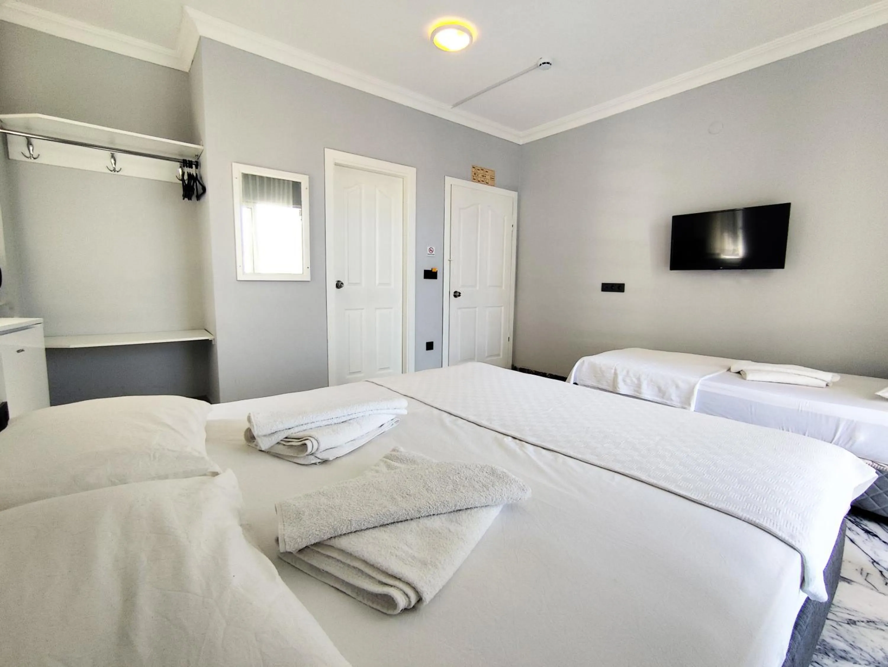 Photo of the whole room, Bed in Sav-ir Suit Otel