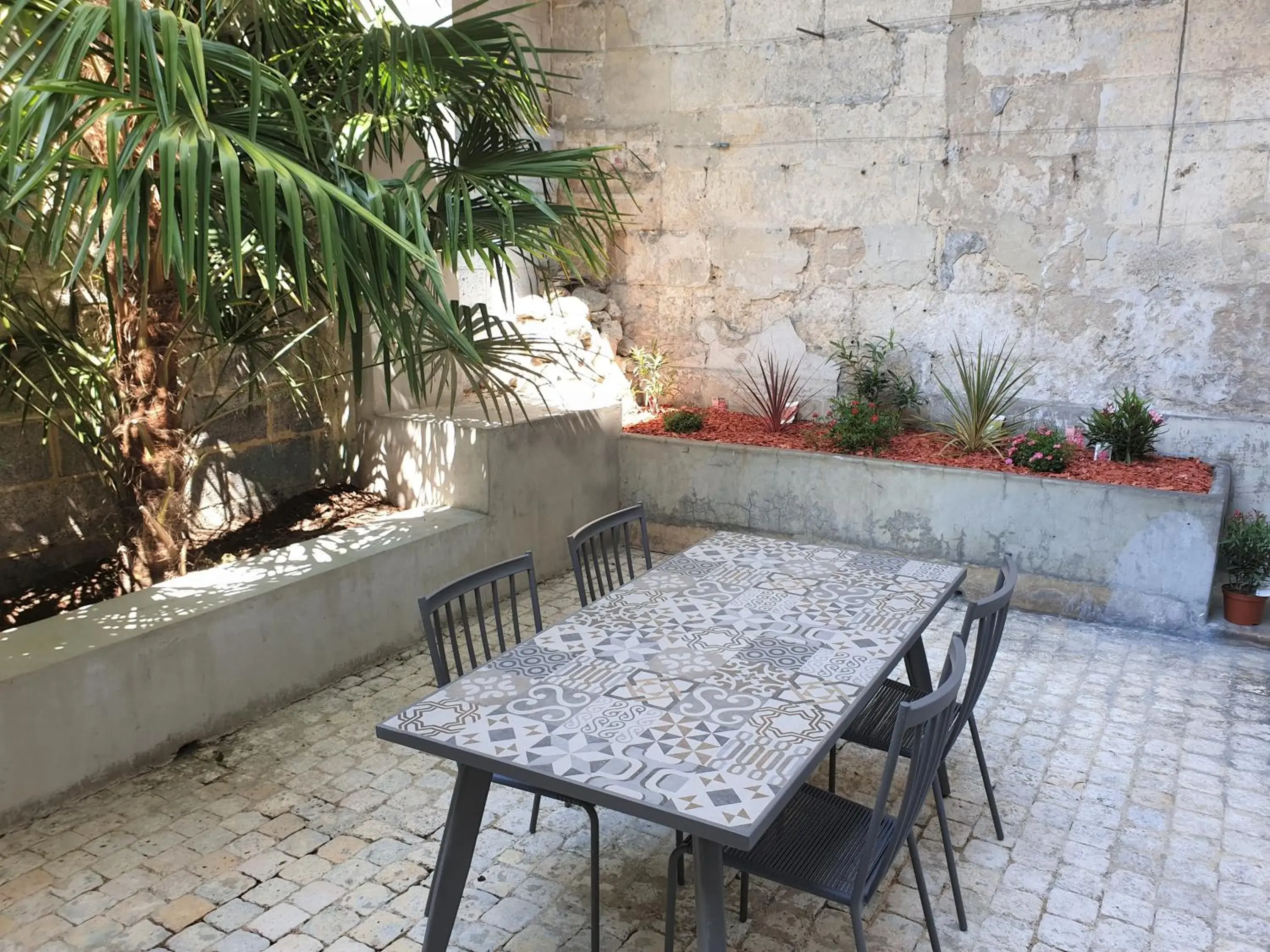 Property building in Meublés de l'Arsenal cœur de ville ! Property building in Meublés de l'Arsenal cœur de ville !