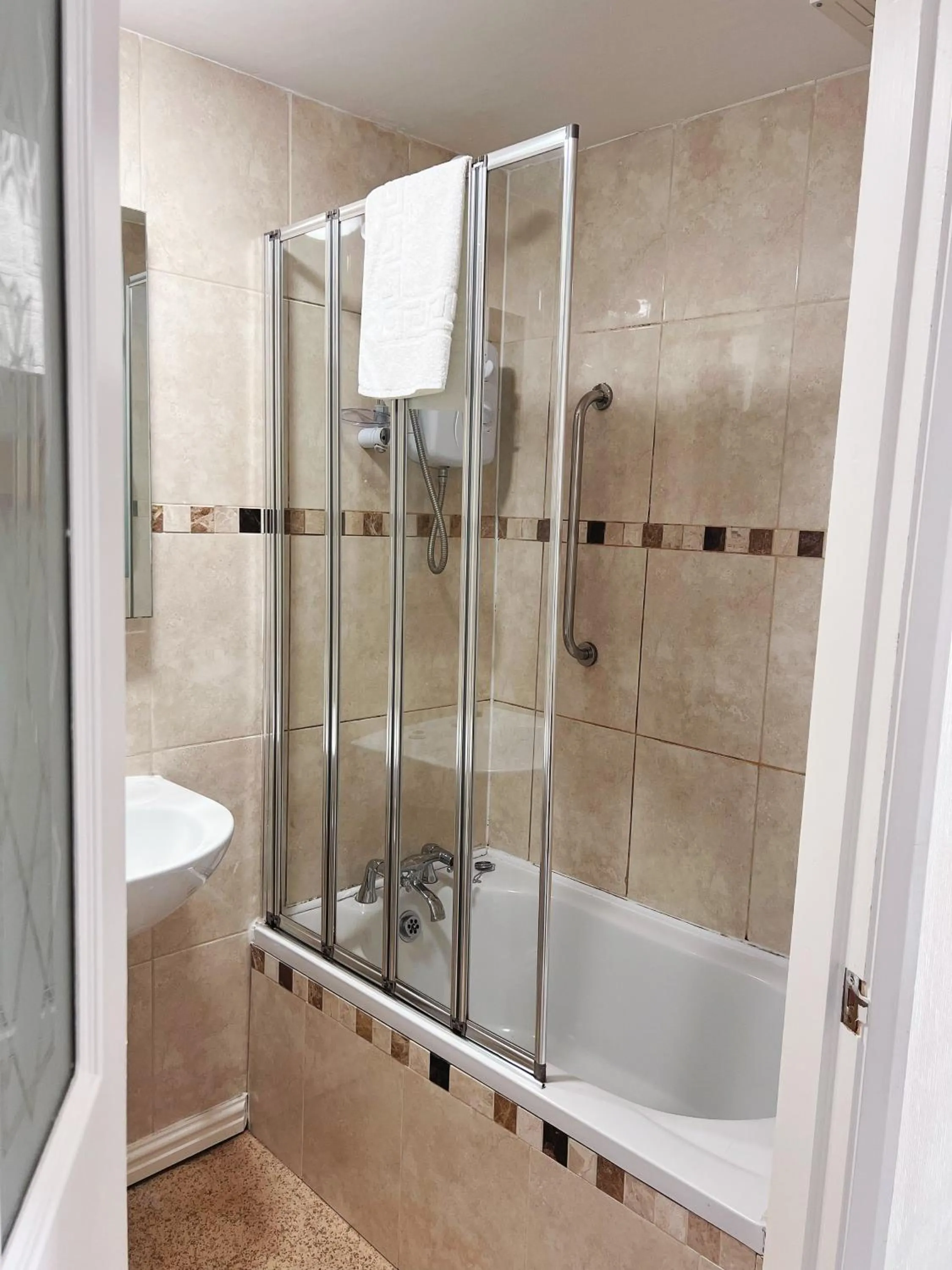 Shower in The Crown Hotel