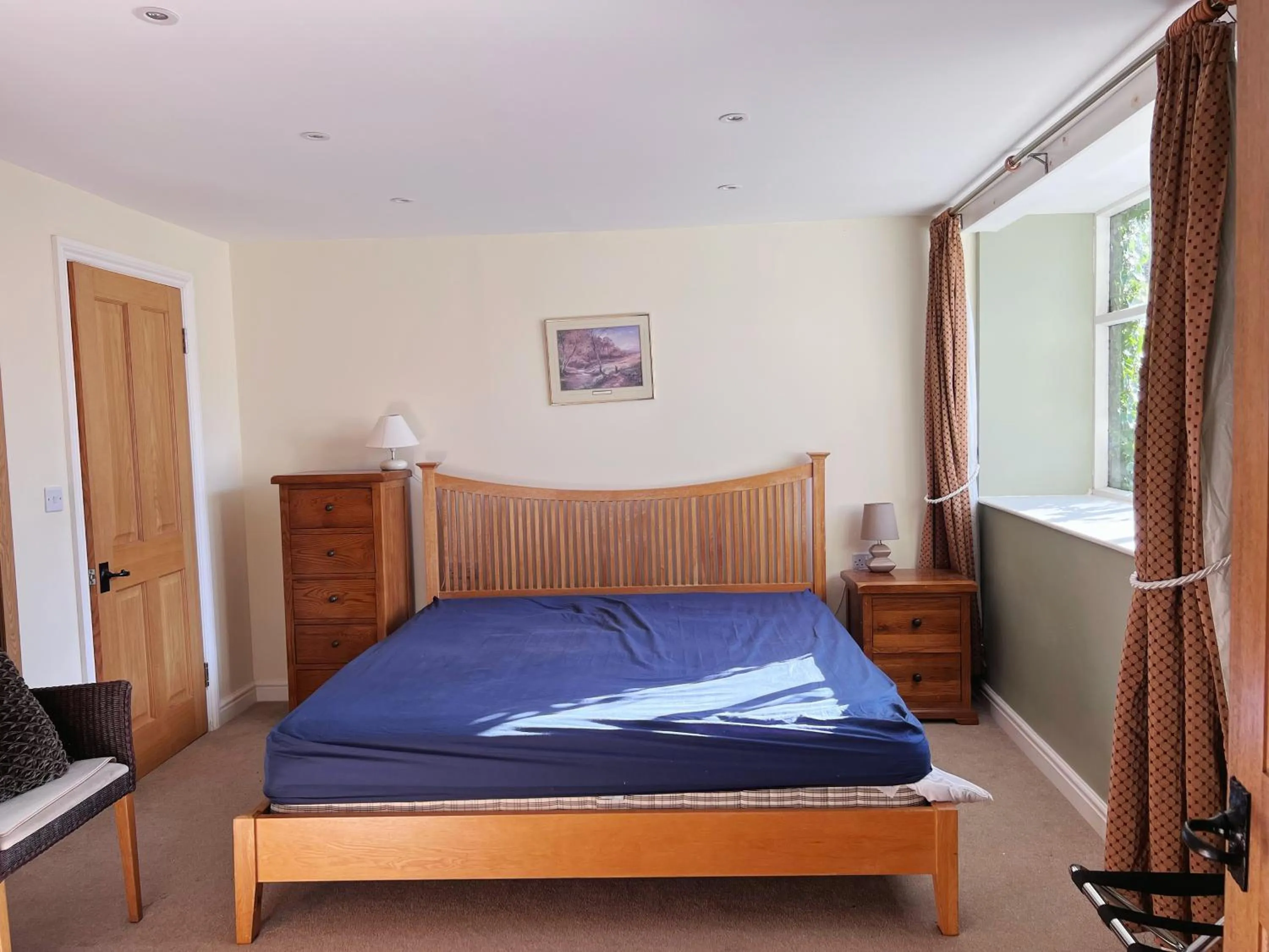 Photo of the whole room, Bed in The Crown Hotel