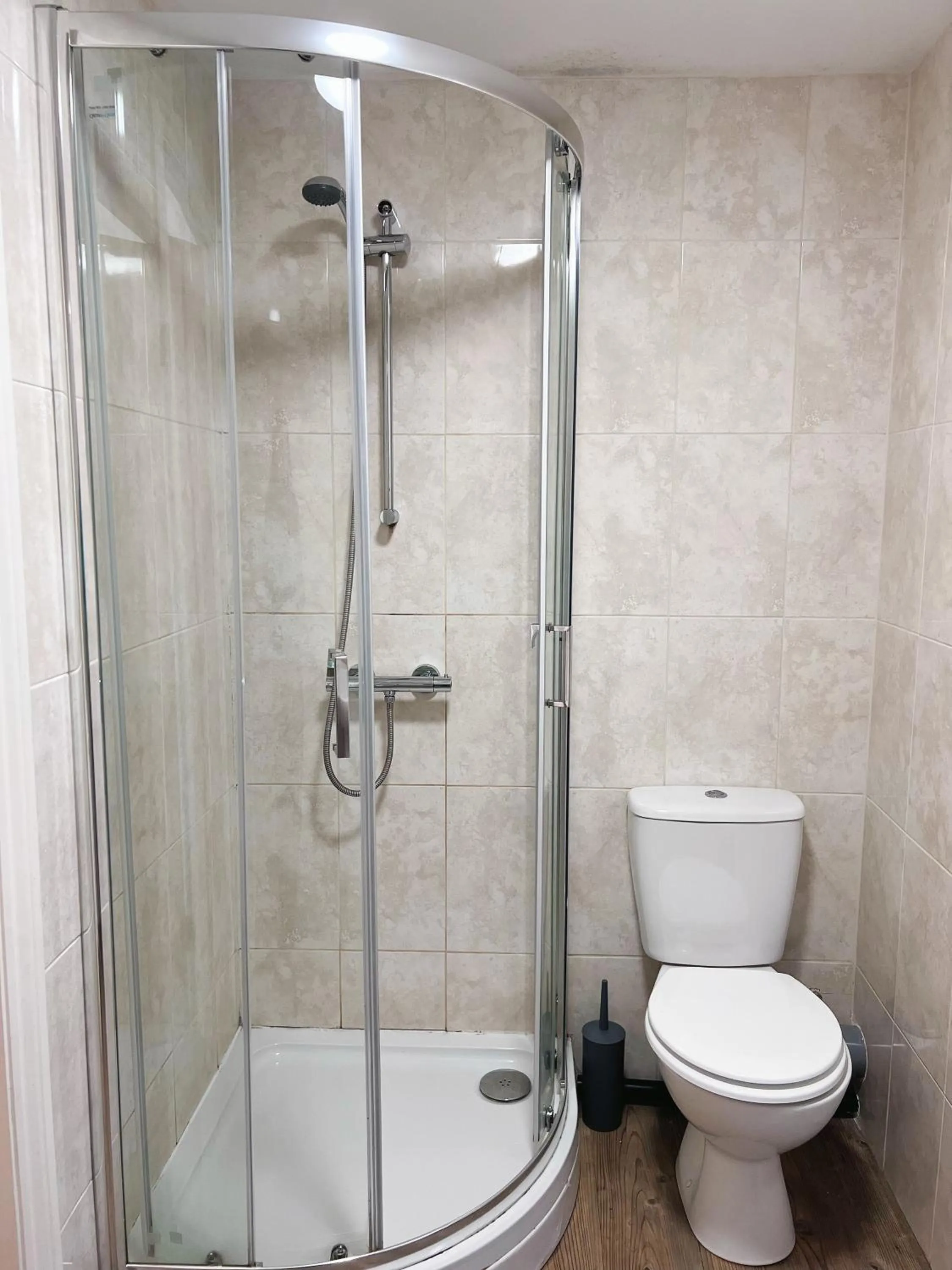 Shower in The Crown Hotel