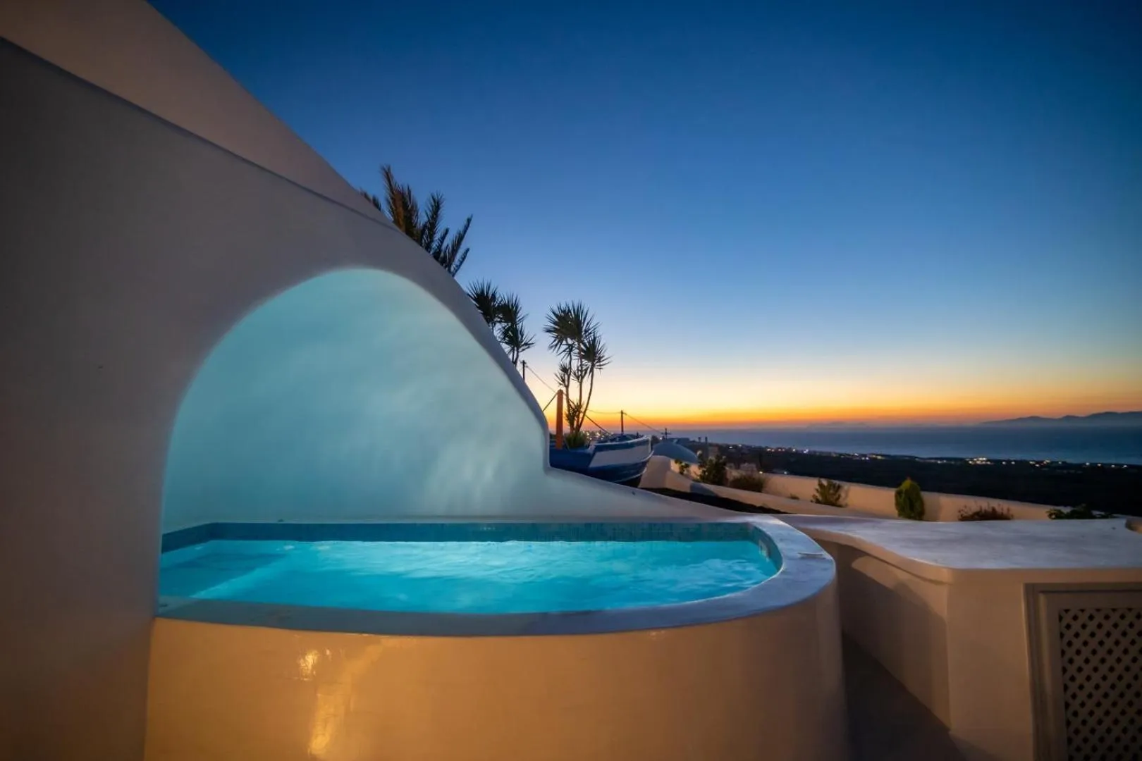 Hot Tub in Sun Angelos Oia - Luxury Cave Suites