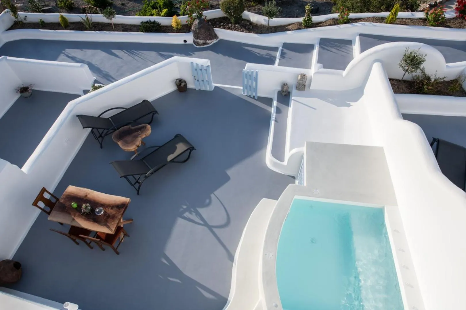 Swimming pool in Sun Angelos Oia - Luxury Cave Suites