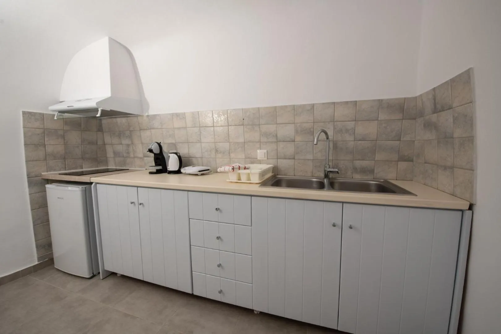 Kitchen or kitchenette in Sun Angelos Oia - Luxury Cave Suites