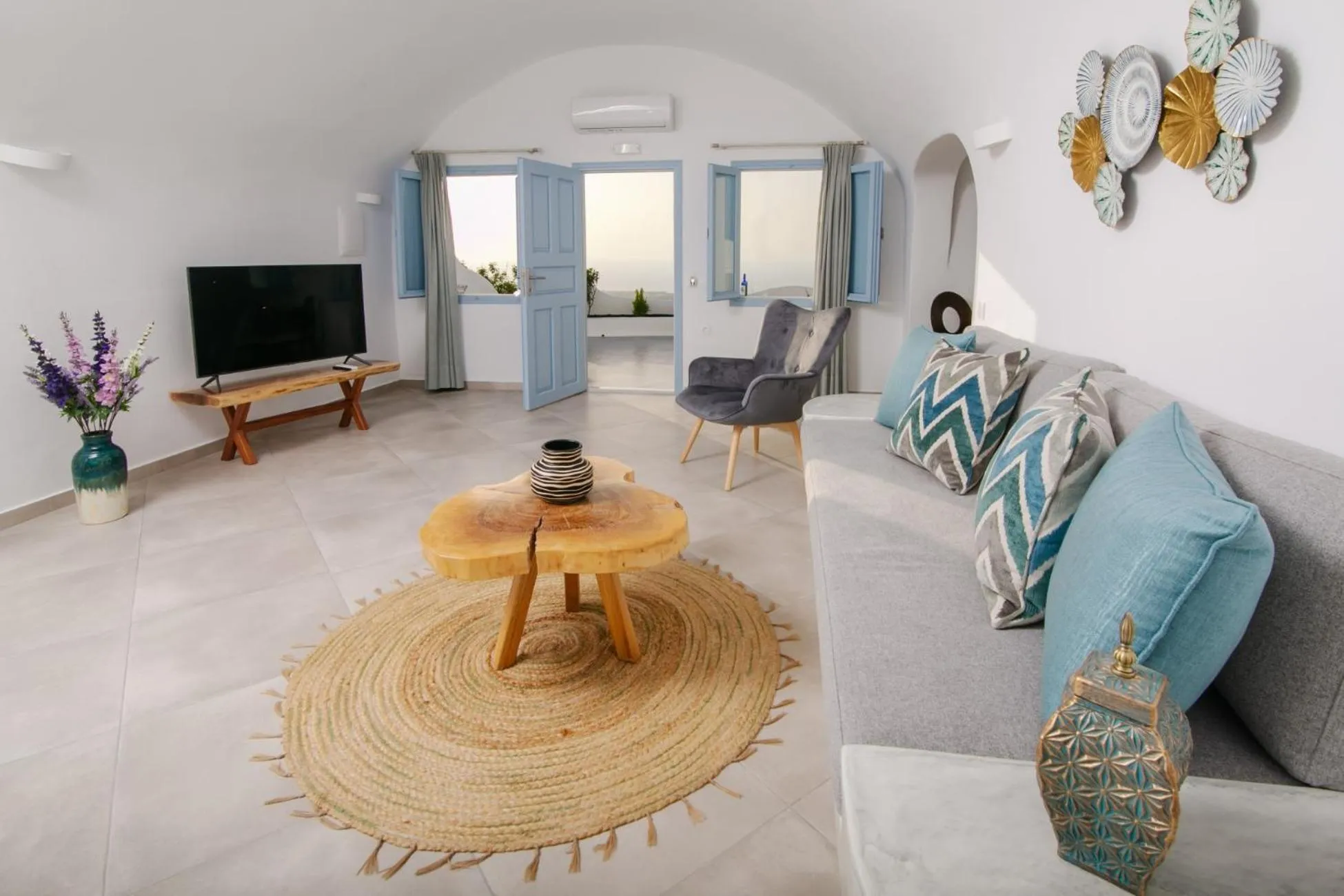 Living room in Sun Angelos Oia - Luxury Cave Suites