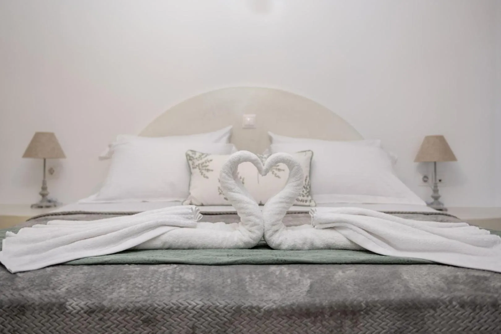 Bed in Sun Angelos Oia - Luxury Cave Suites