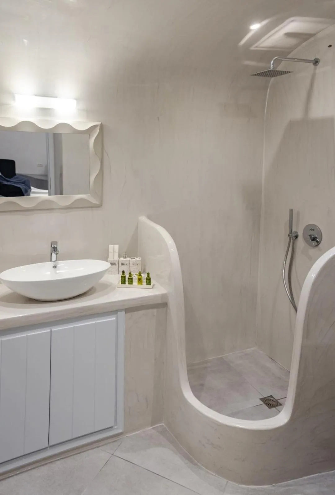 Shower in Sun Angelos Oia - Luxury Cave Suites