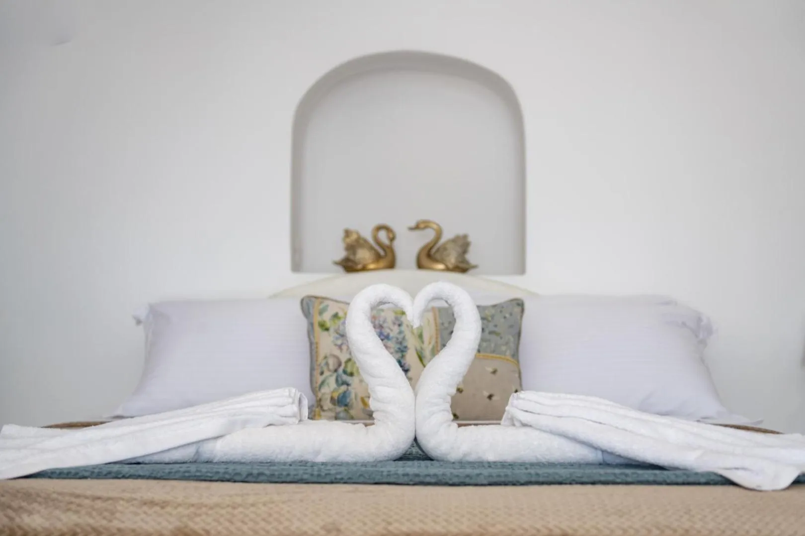 Bed in Sun Angelos Oia - Luxury Cave Suites