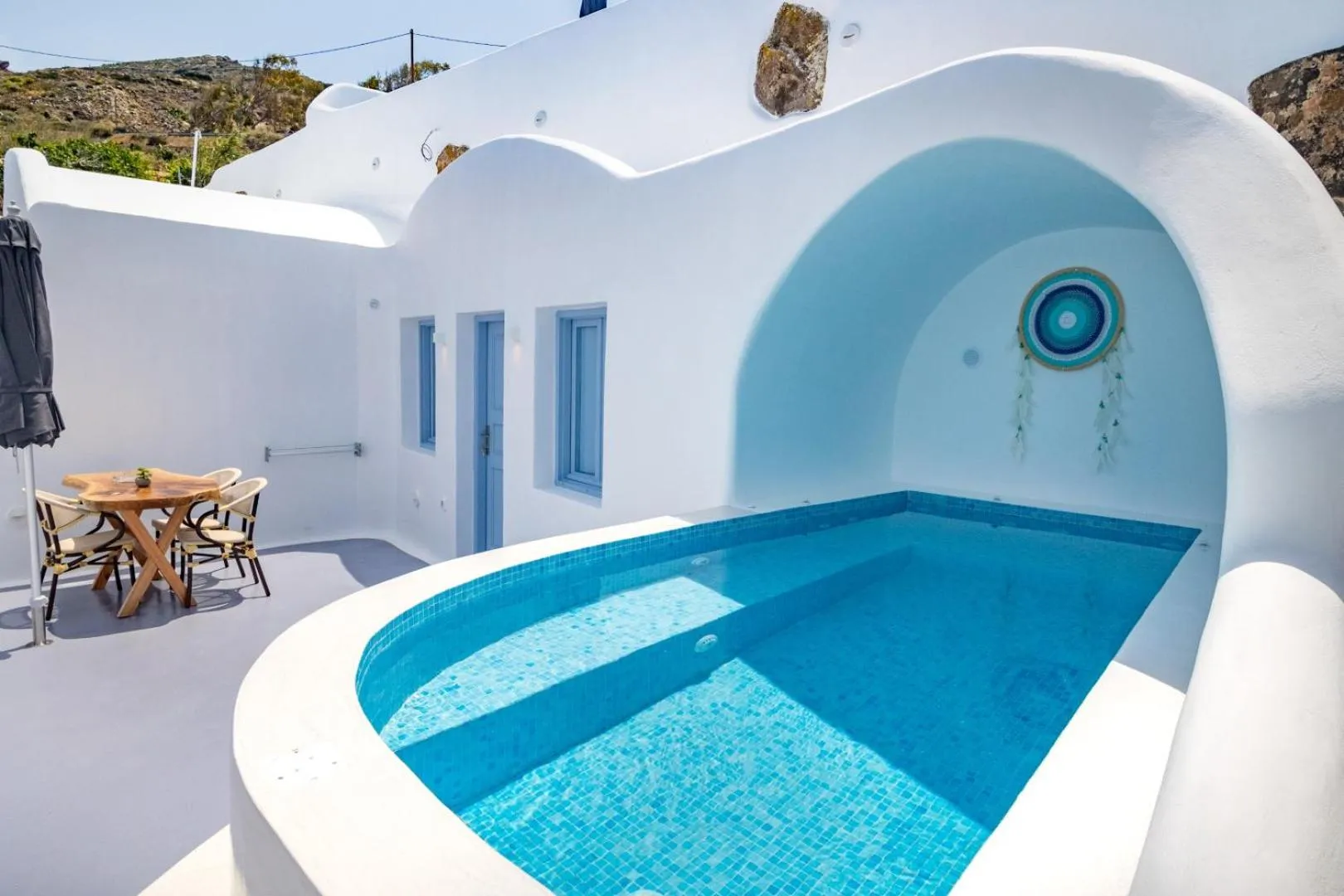 Hot Tub in Sun Angelos Oia - Luxury Cave Suites
