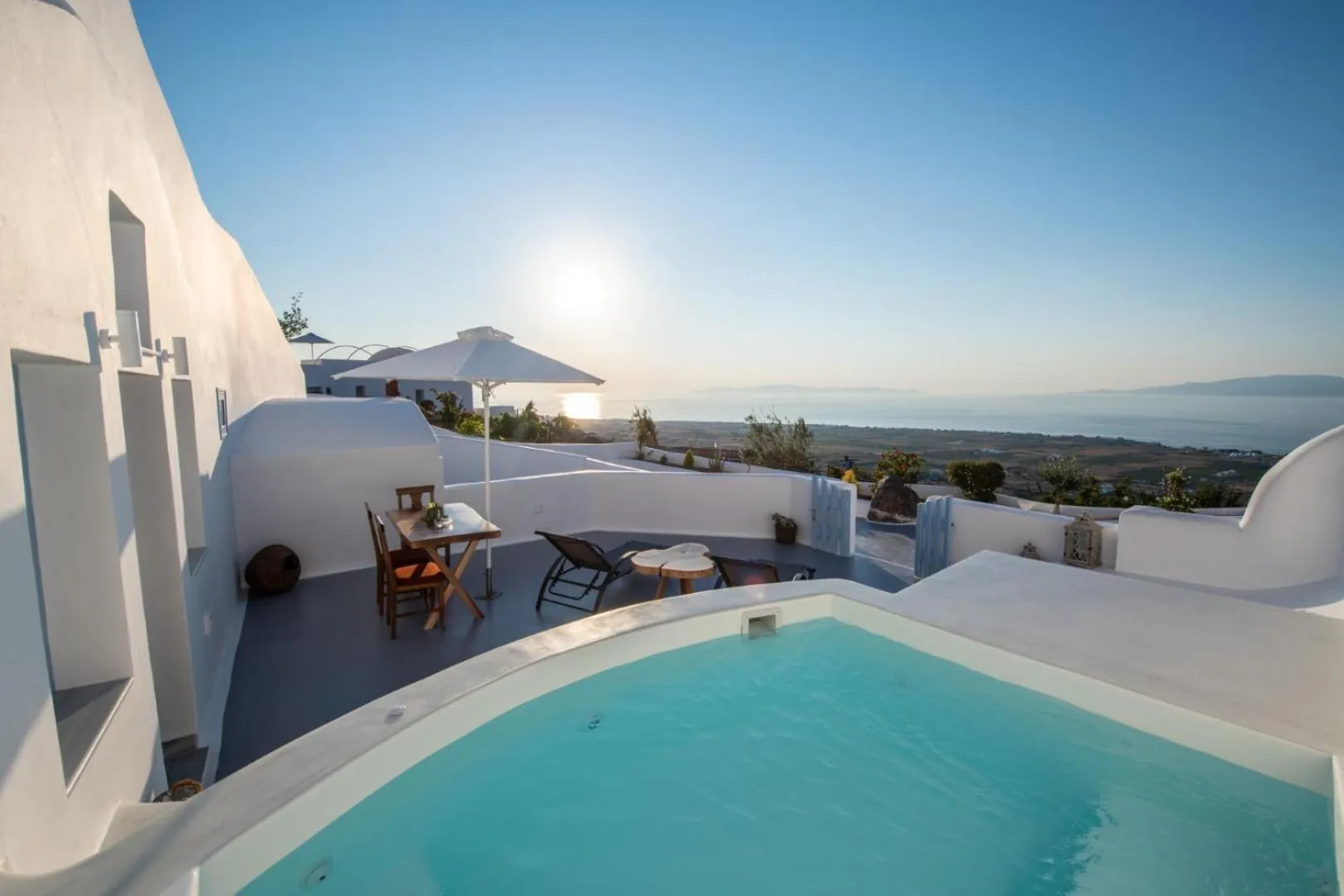 Pool view in Sun Angelos Oia - Luxury Cave Suites