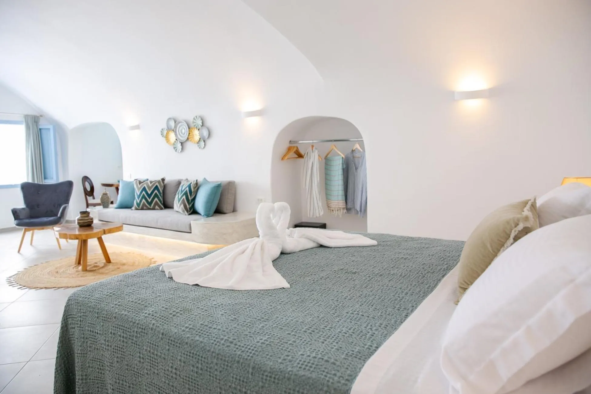 Bed in Sun Angelos Oia - Luxury Cave Suites