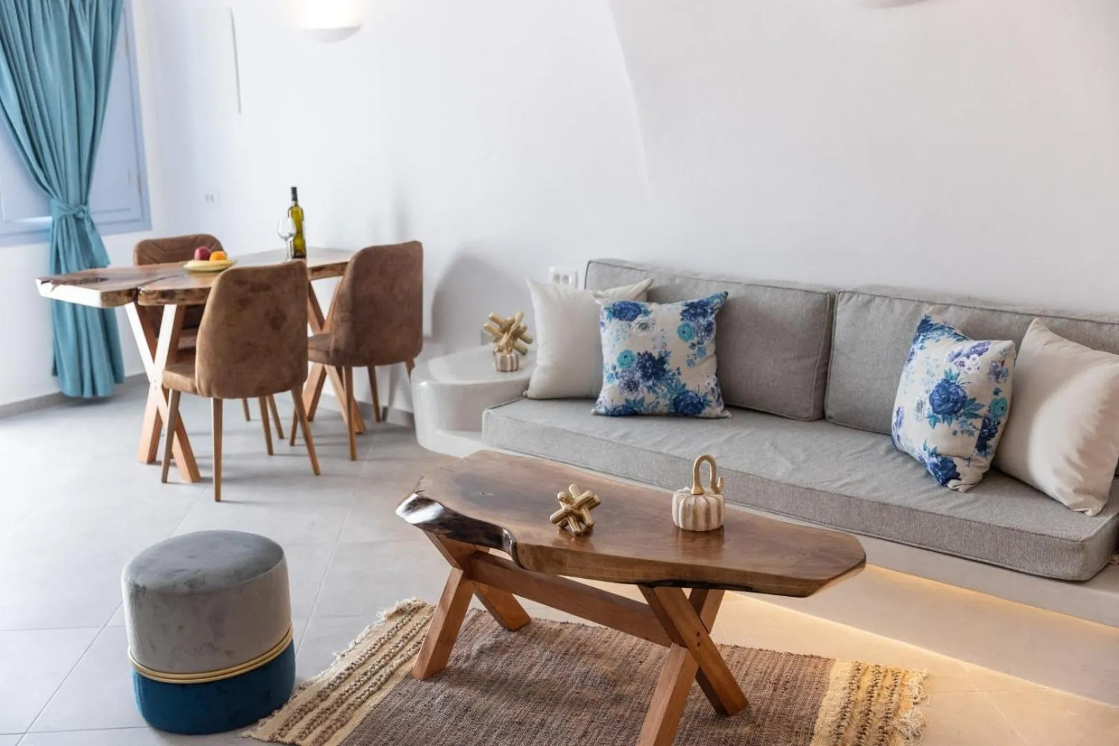 Dining area in Sun Angelos Oia - Luxury Cave Suites