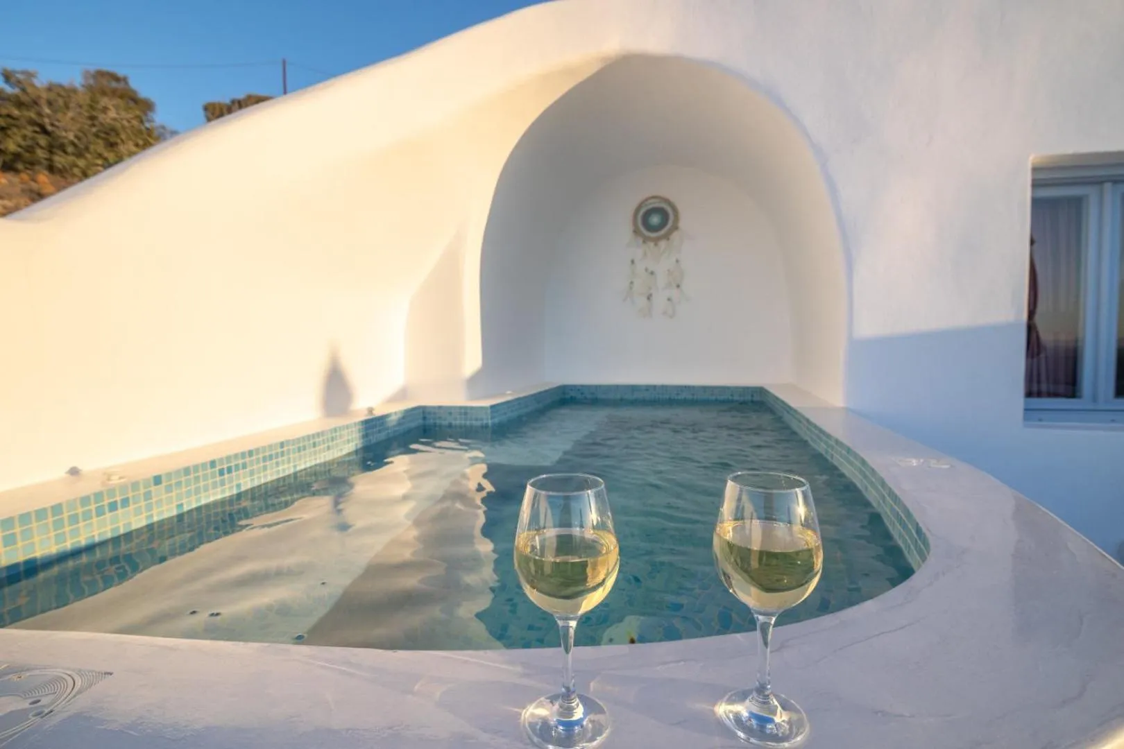 Hot Tub in Sun Angelos Oia - Luxury Cave Suites