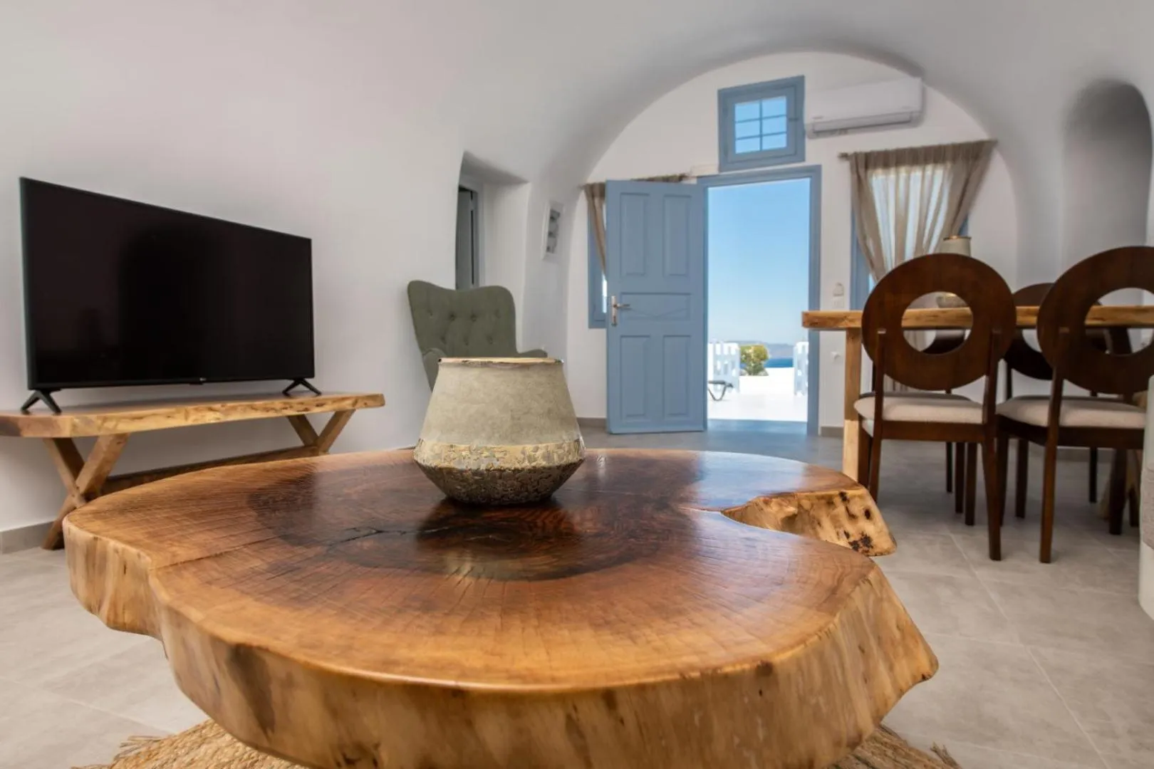 TV and multimedia in Sun Angelos Oia - Luxury Cave Suites