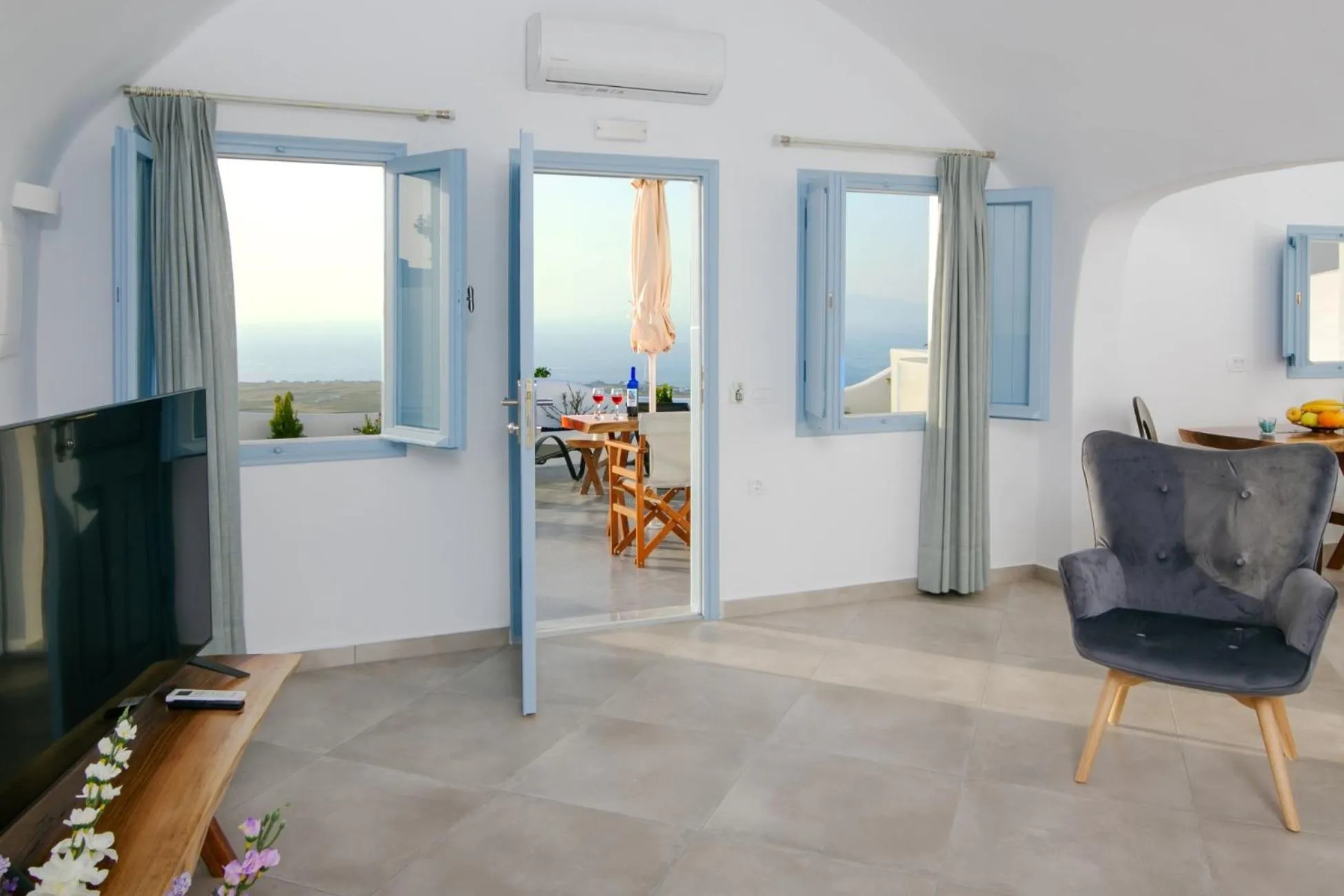 Living room in Sun Angelos Oia - Luxury Cave Suites