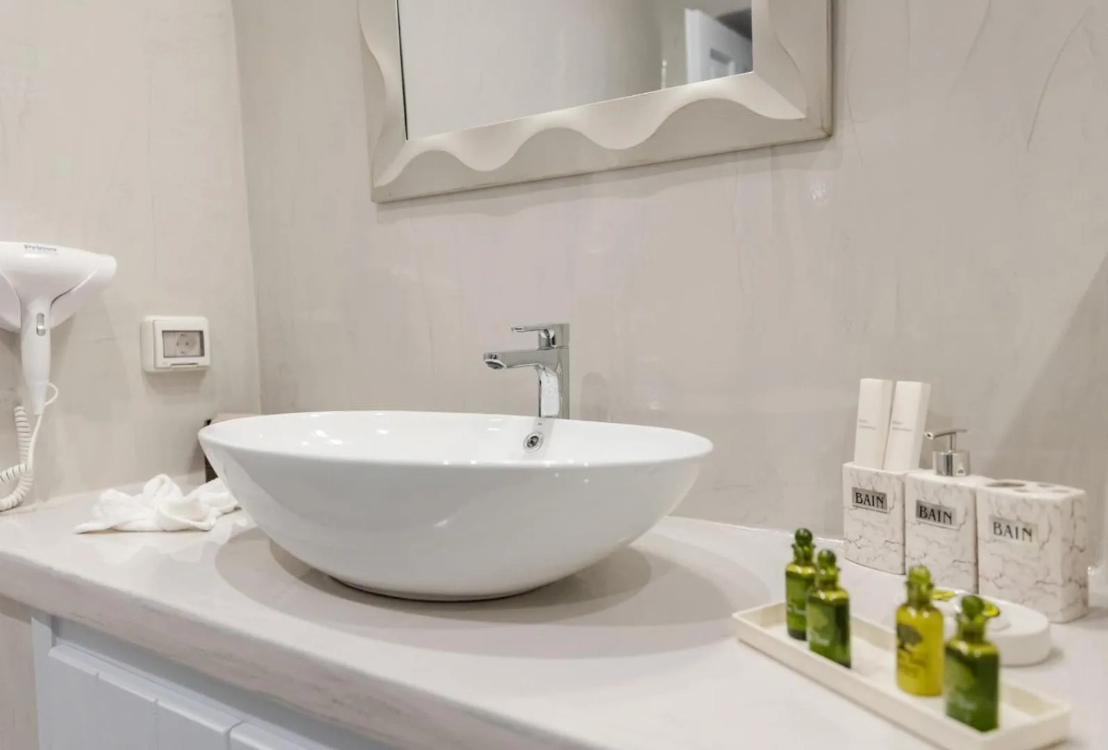 Public Bath in Sun Angelos Oia - Luxury Cave Suites