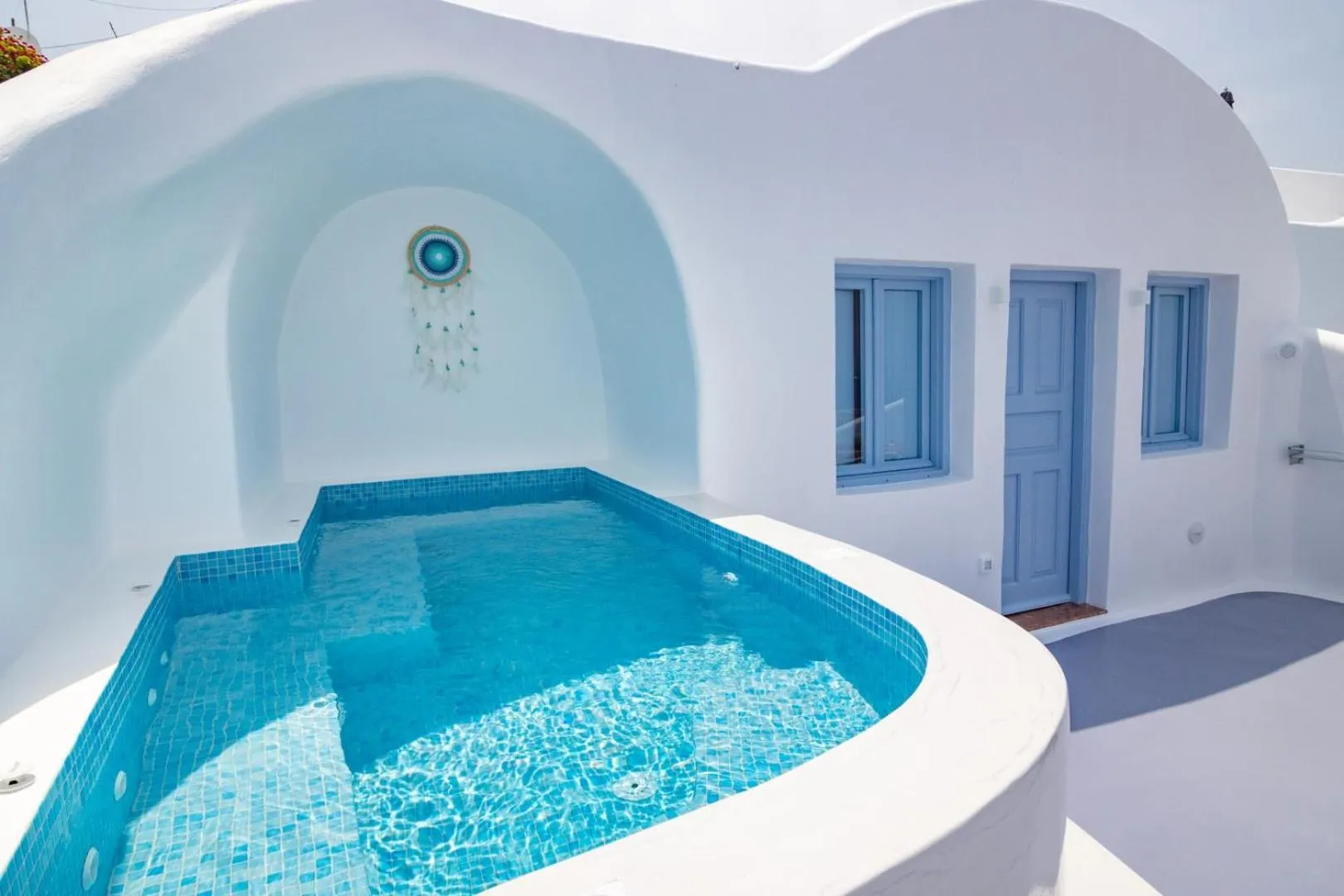 Hot Tub in Sun Angelos Oia - Luxury Cave Suites