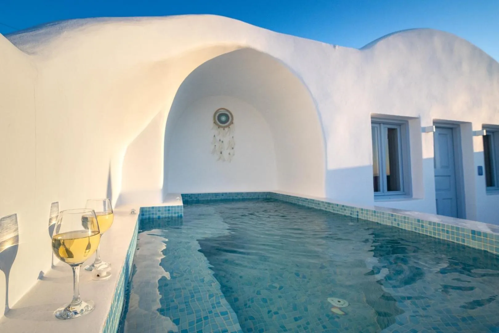 Hot Tub in Sun Angelos Oia - Luxury Cave Suites