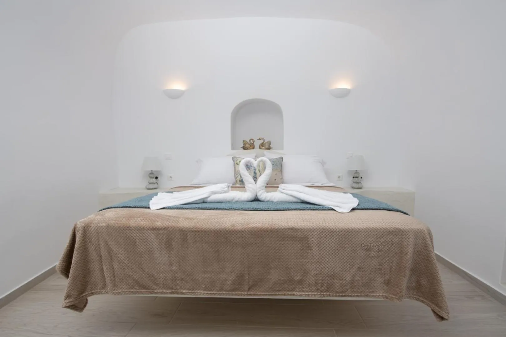 Bedroom, Bed in Sun Angelos Oia - Luxury Cave Suites