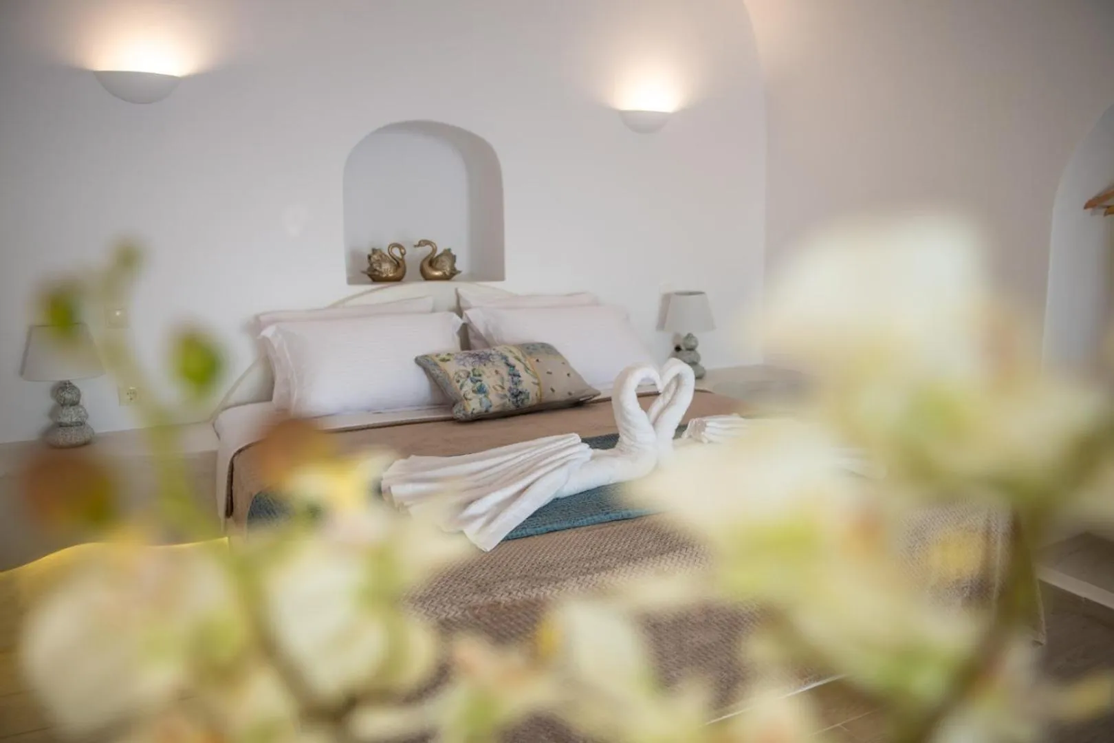 Bed in Sun Angelos Oia - Luxury Cave Suites