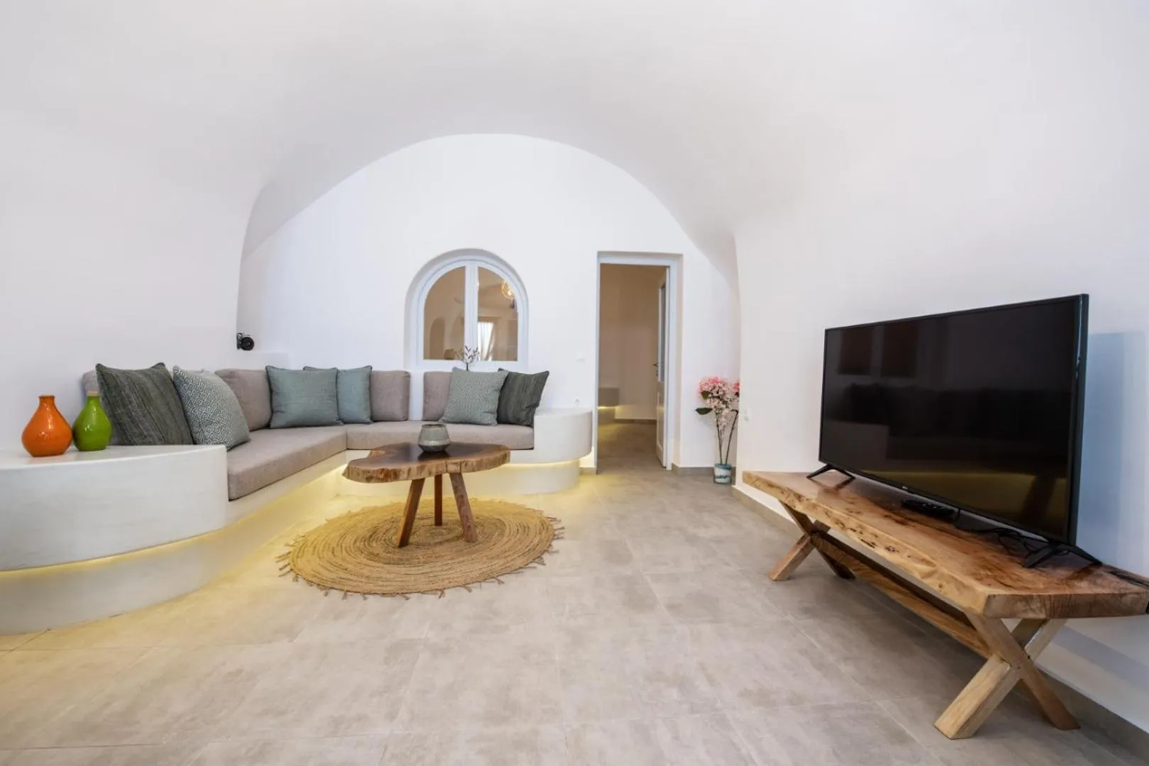 TV and multimedia in Sun Angelos Oia - Luxury Cave Suites