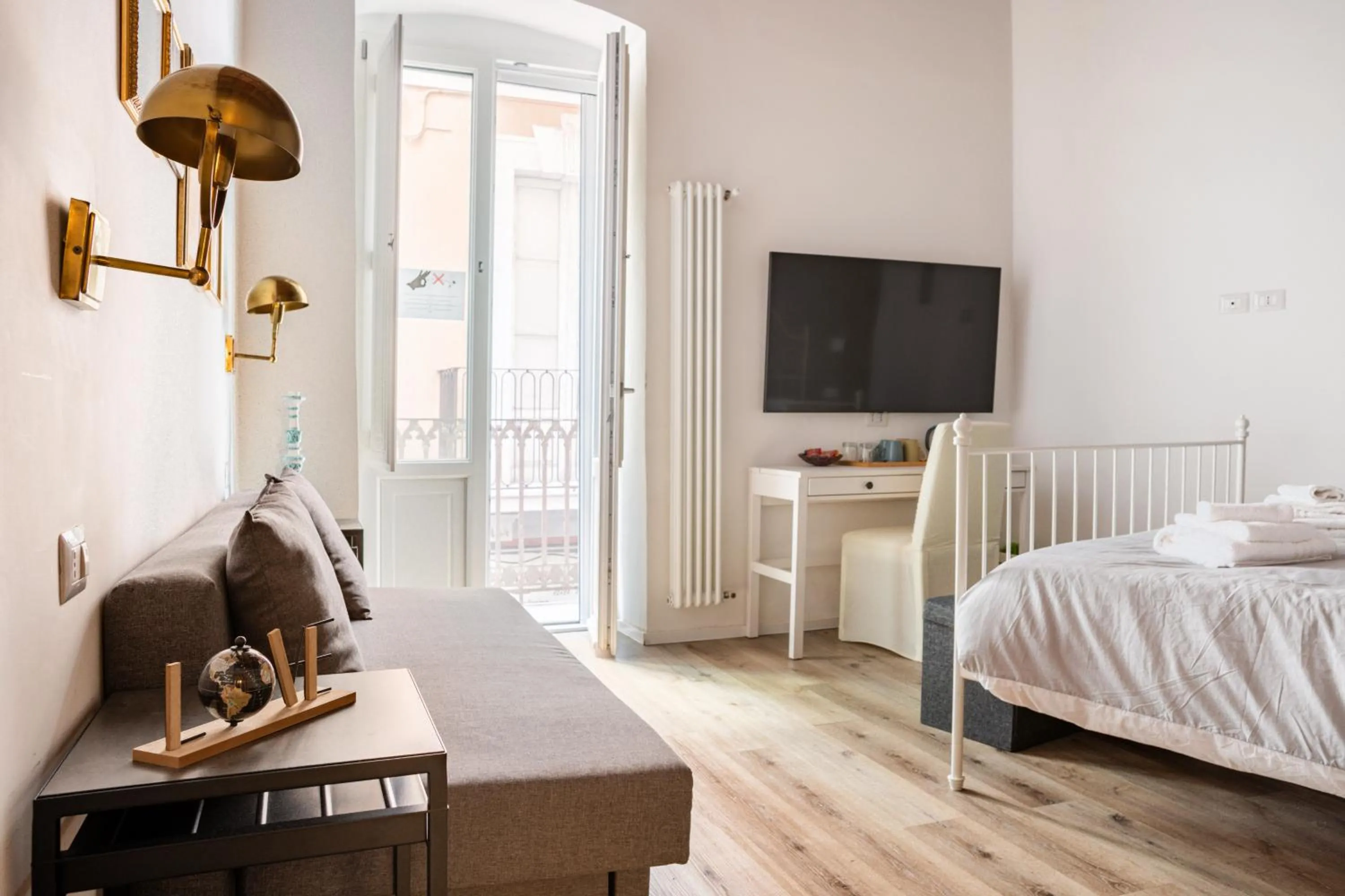 TV and multimedia, Bed in Bari LandLord 8 - Una Finestra sulla Cattedrale