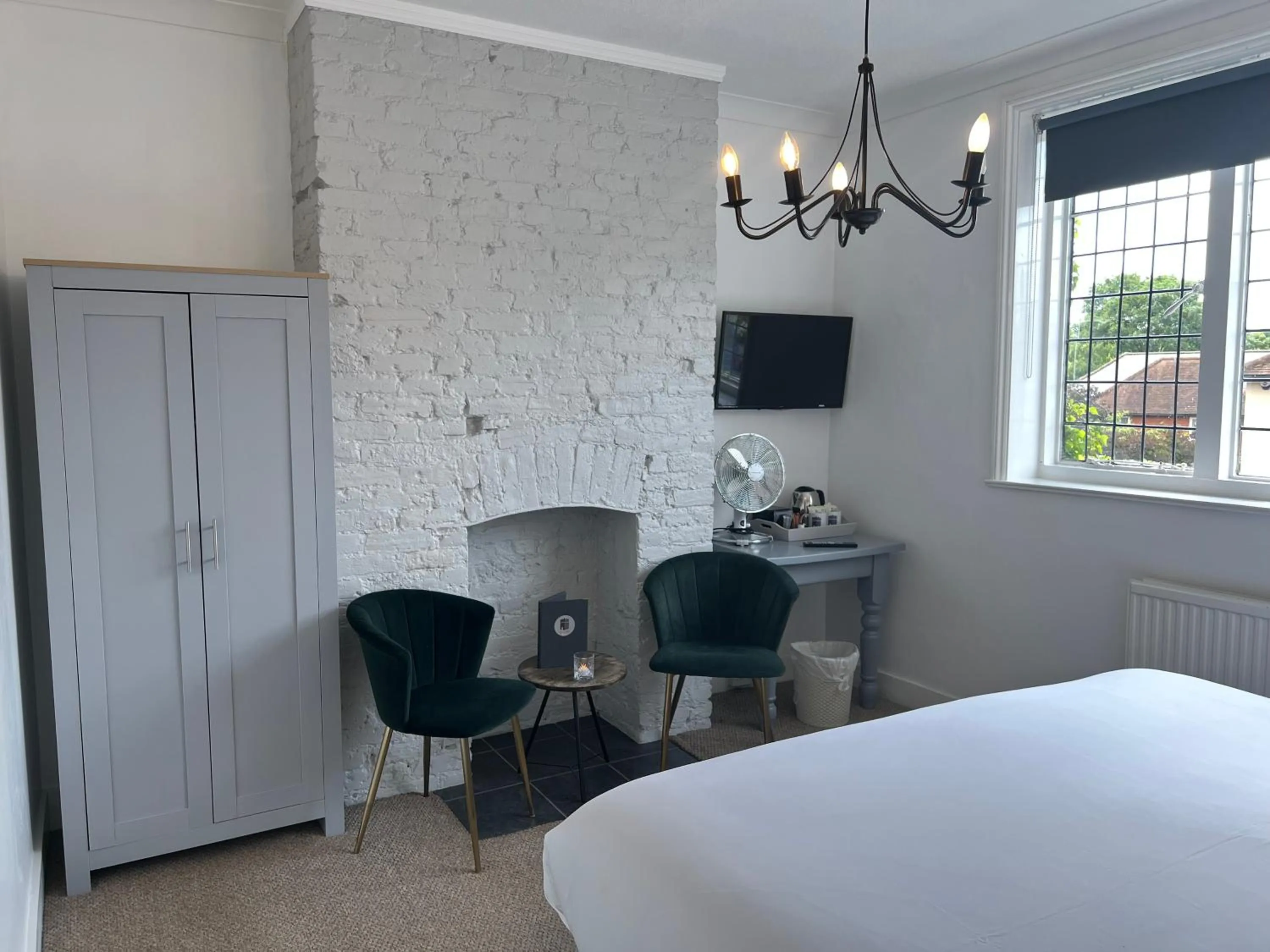 Seating area, Bed in Castle Hotel