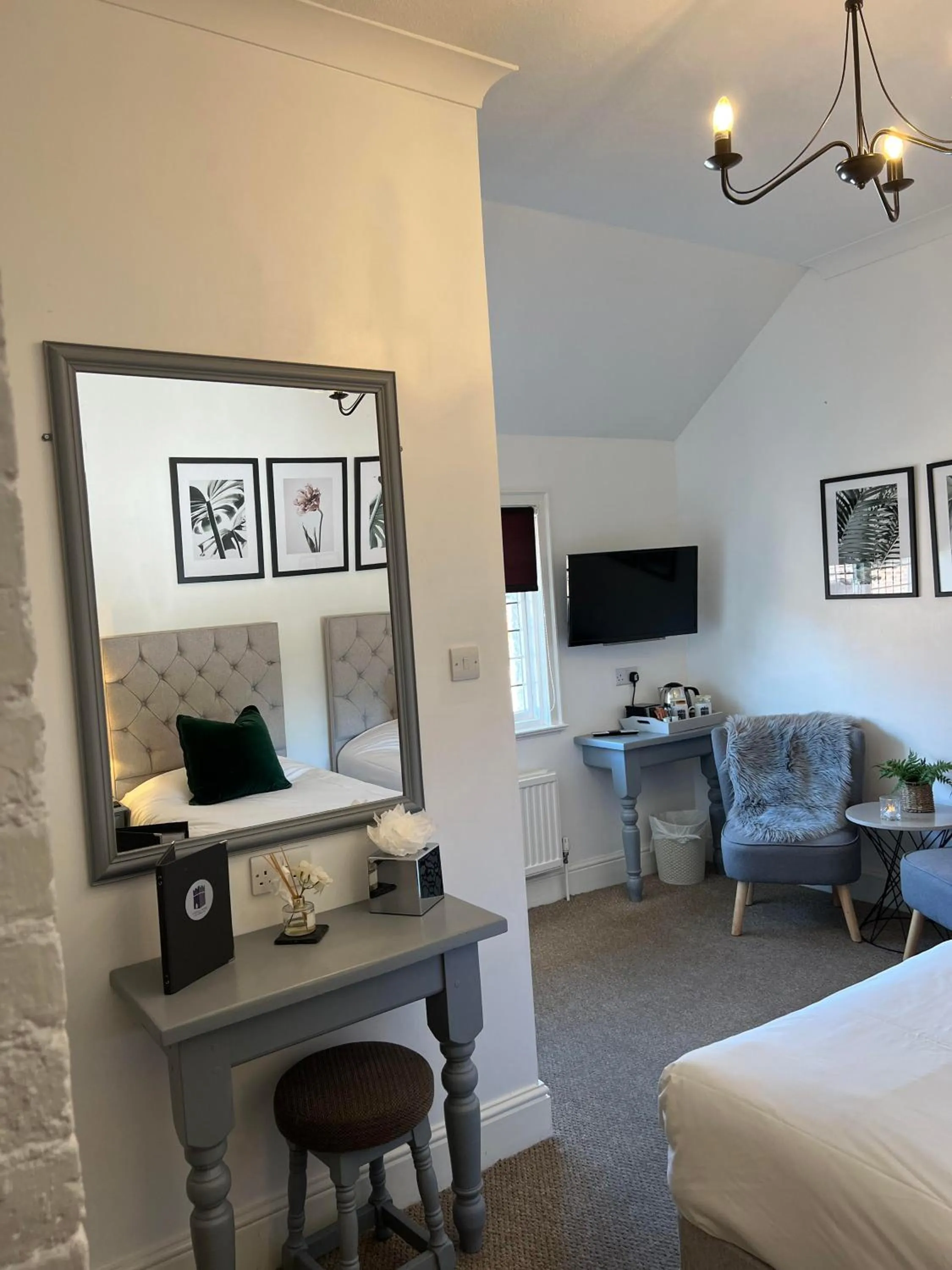 Seating area, Bed in Castle Hotel