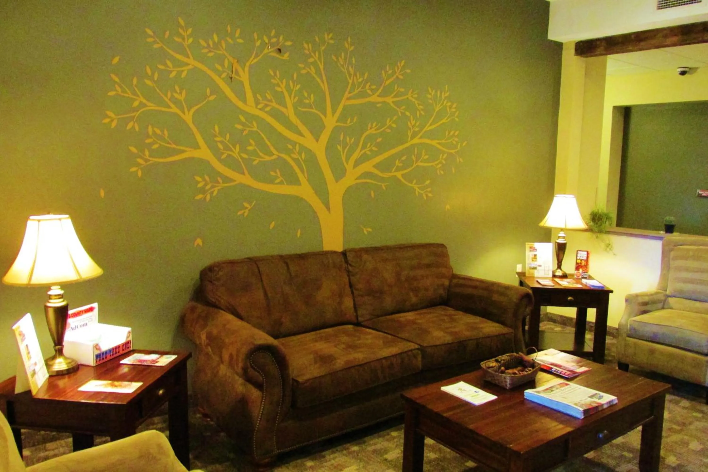 Communal lounge/ TV room in Crystal Springs Inn and Suites